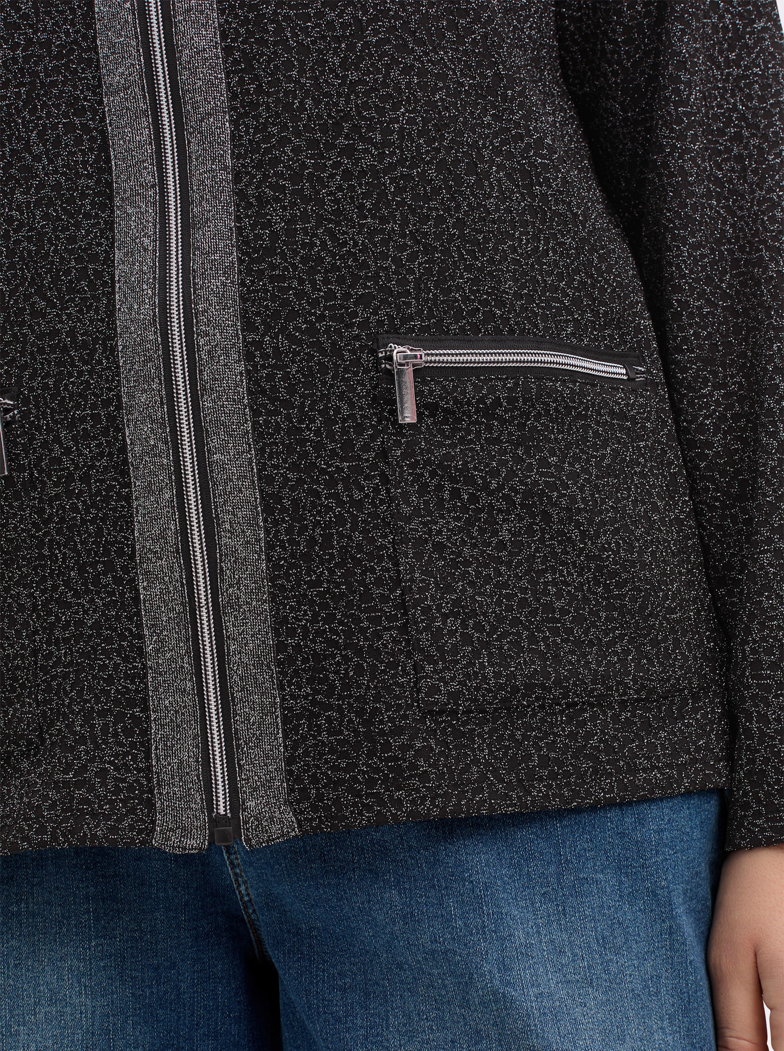 sheego Shirtjasje met details van glansgaren - zwart gedessineerd