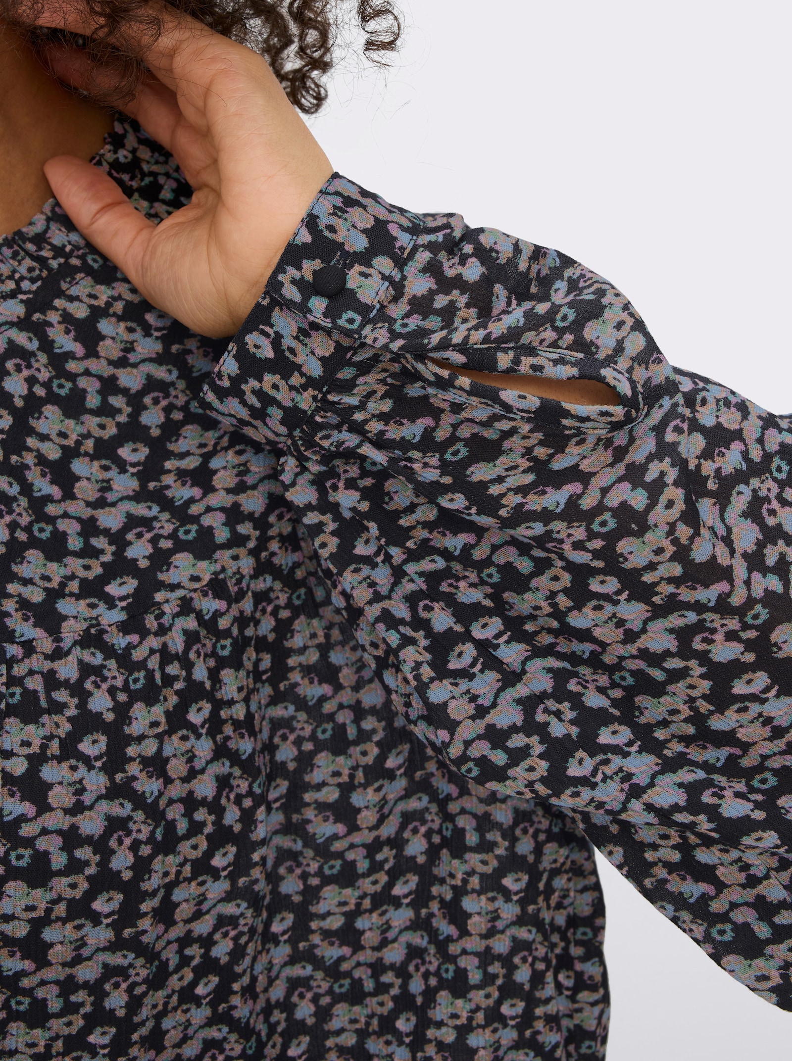 sheego Crêpebluse mit floralem Minimalprint - tiefblau-orchidee-bedruckt