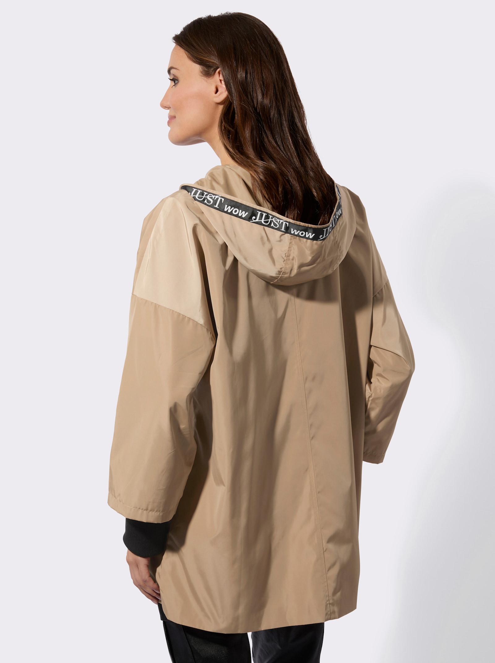 Kapuzenjacke mit Kontrast-Details - camel