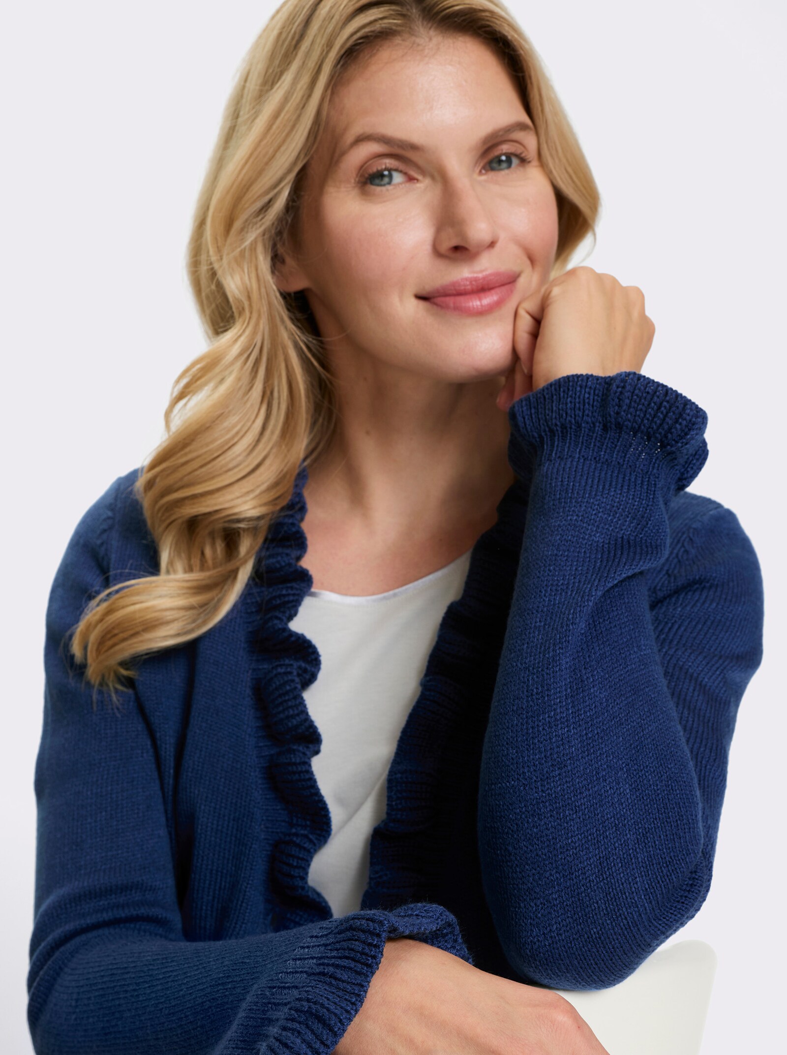 Strickjacke mit Rüschen-Verzierung - royalblau