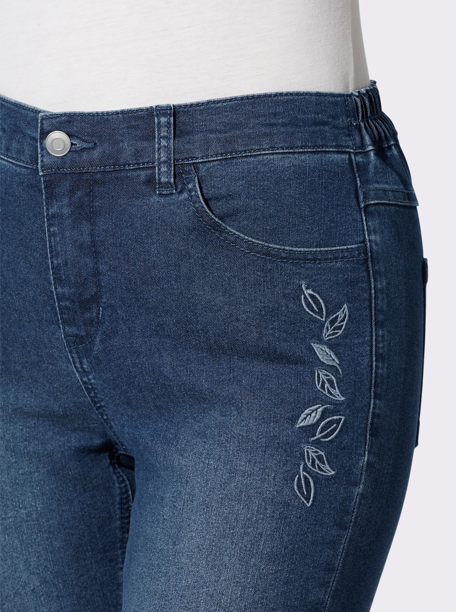 Stretch-Jeans mit ton-in-ton-farbener Stickerei - blue-stone-washed