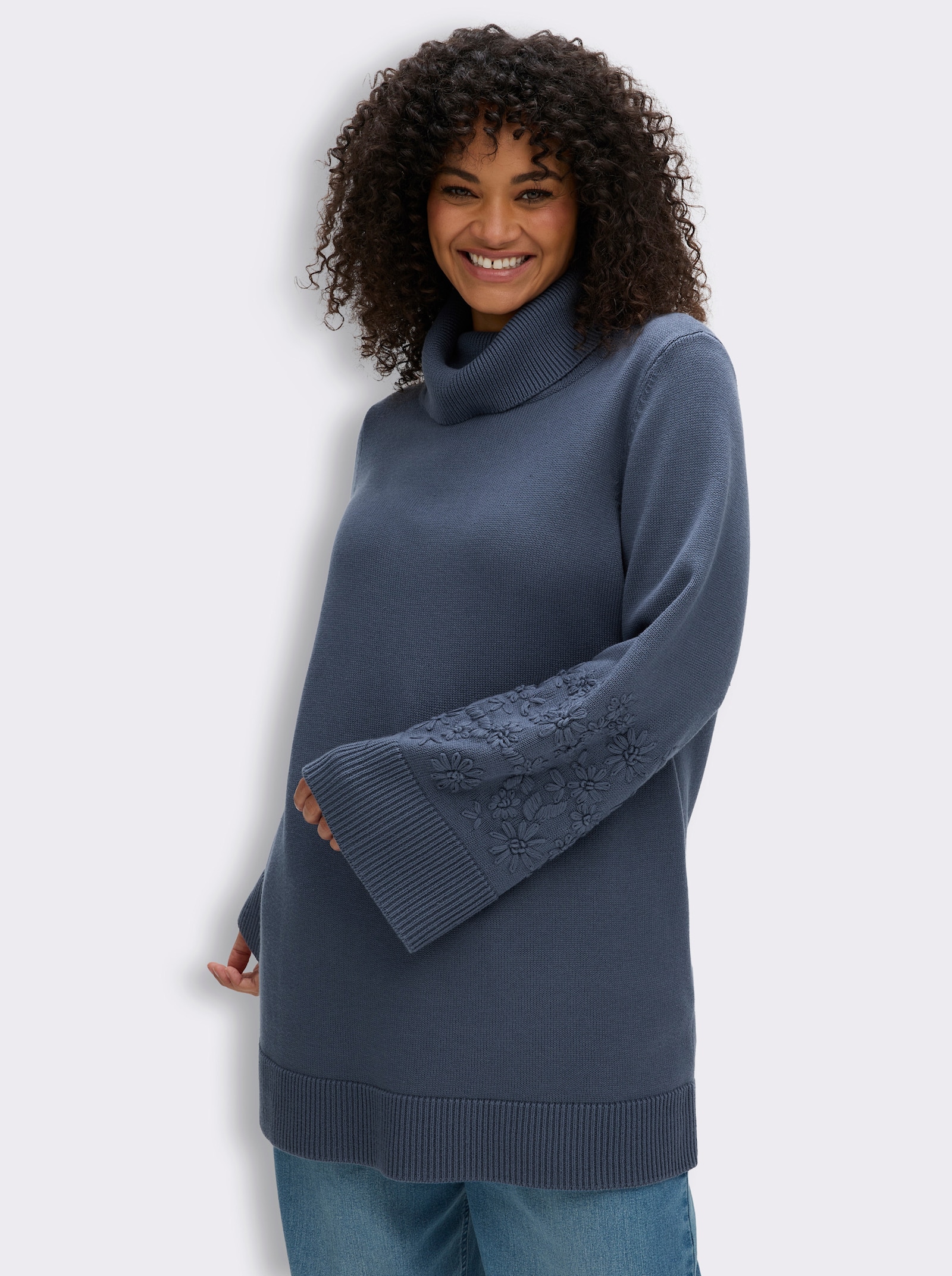 sheego Rollkragenpullover mit Stickereien am Ärmel - rauchblau