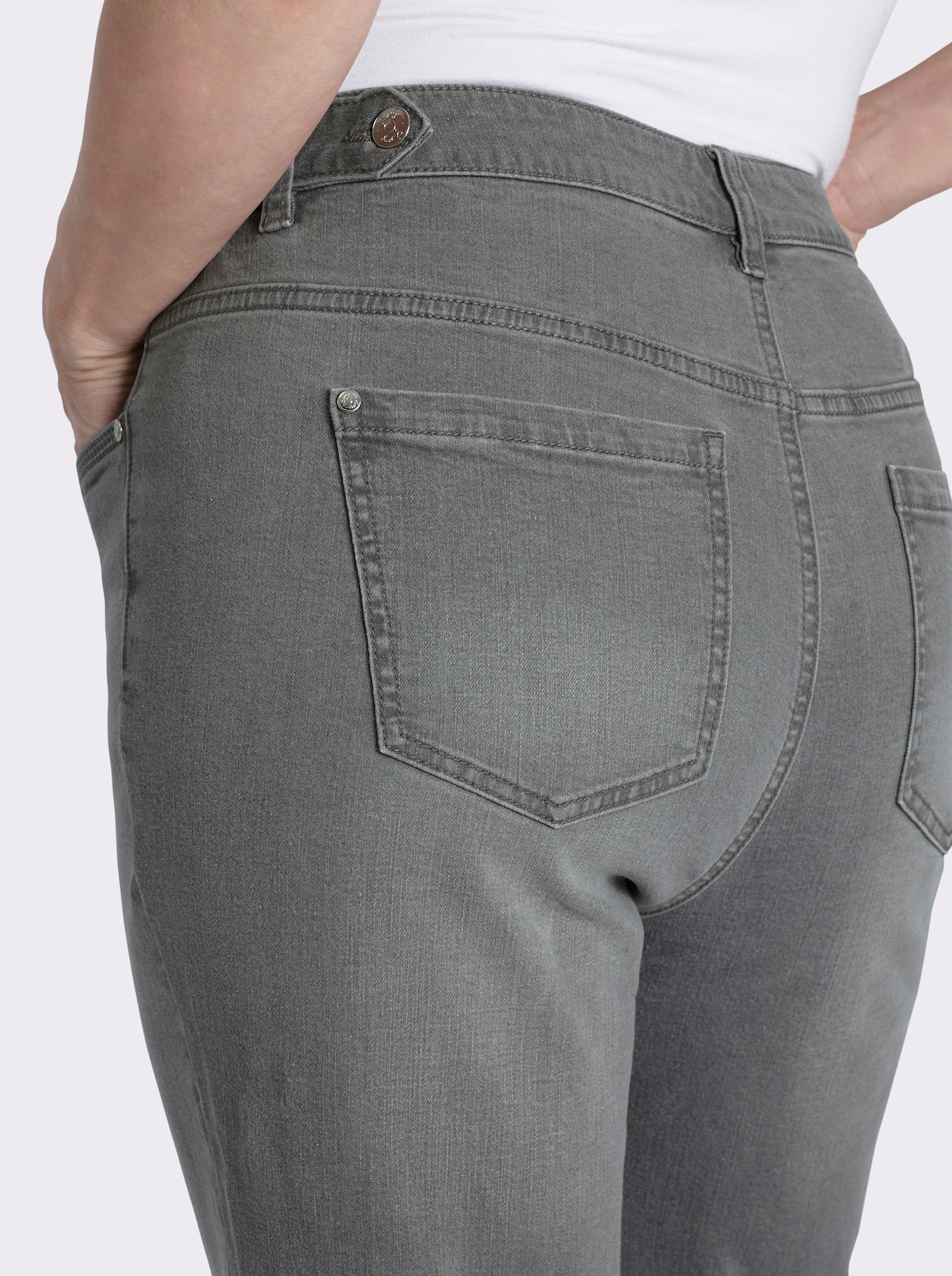 sheego Gerade Jeans mit Deko-Knopf und Riegel am Bund - grey denim
