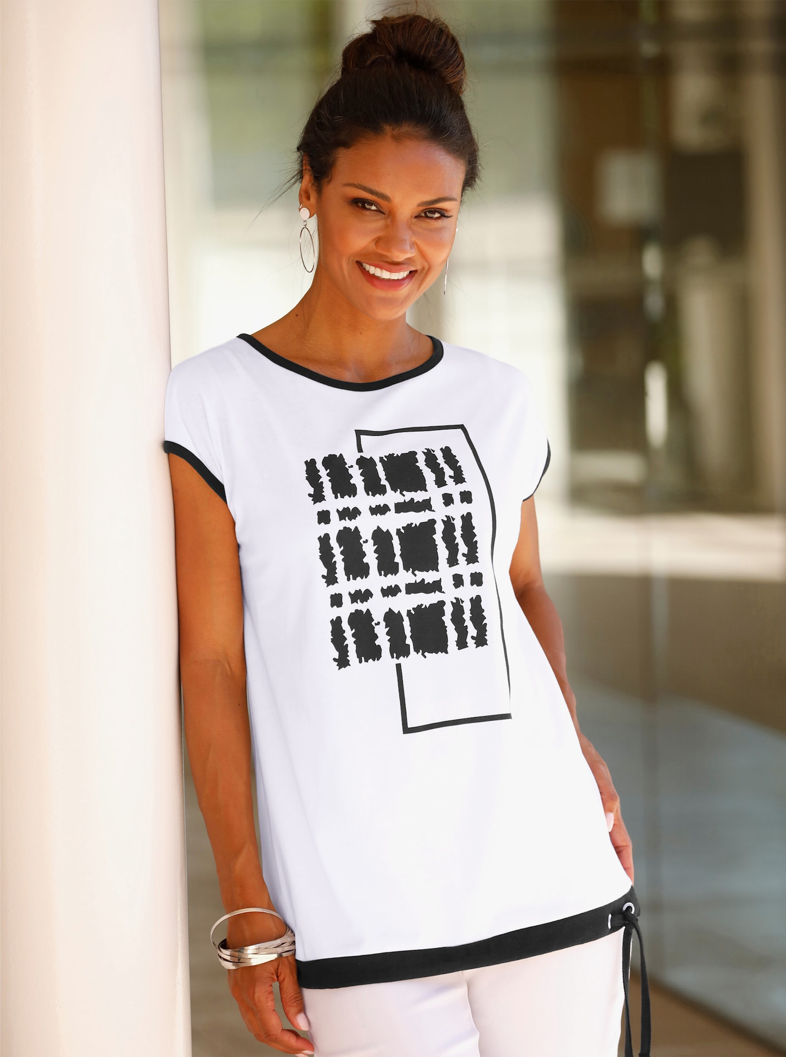 Kurzarmshirt mit platziertem Druck - ecru-schwarz