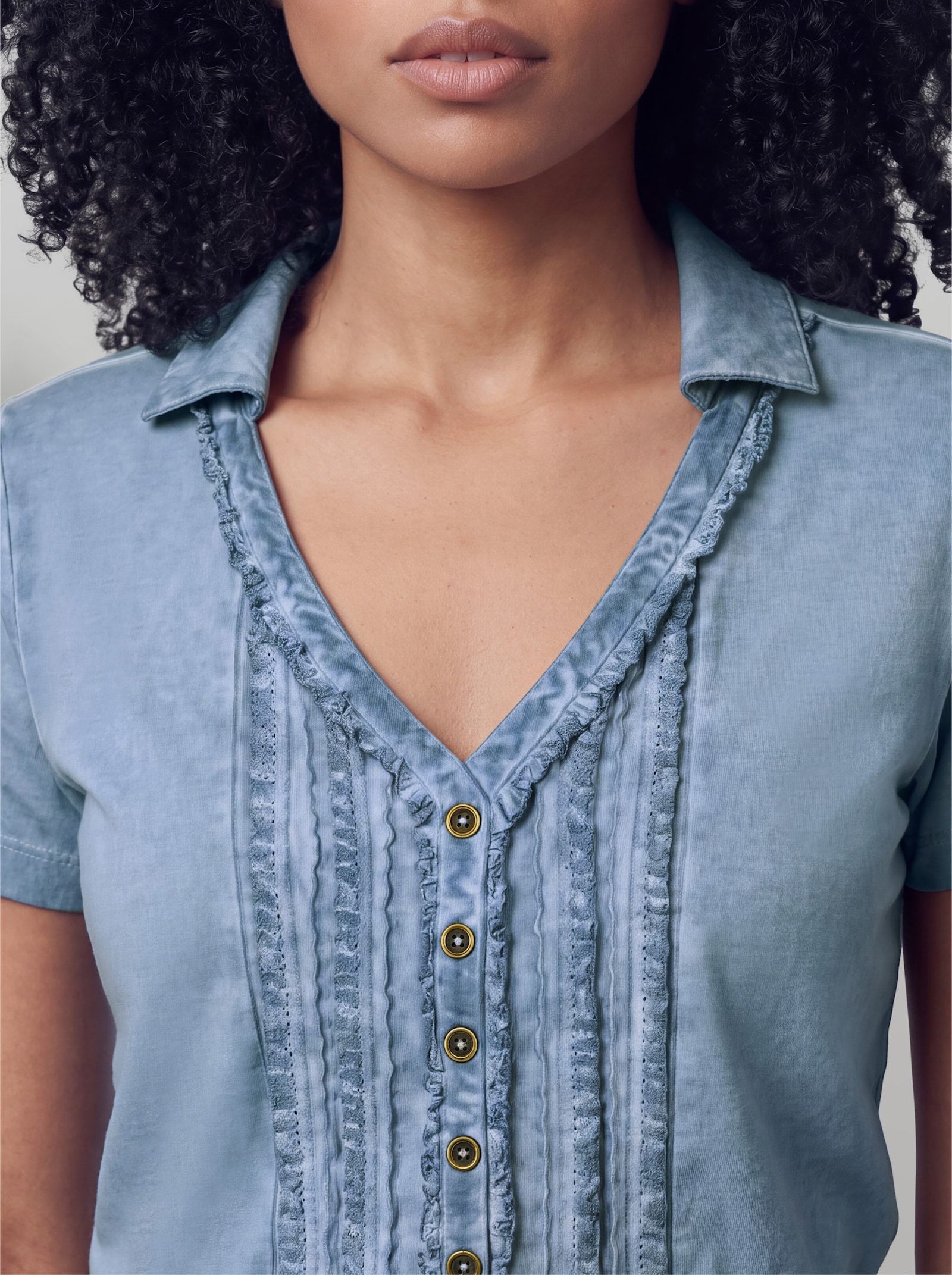 heine V-Shirt mit Rüschen - bleu