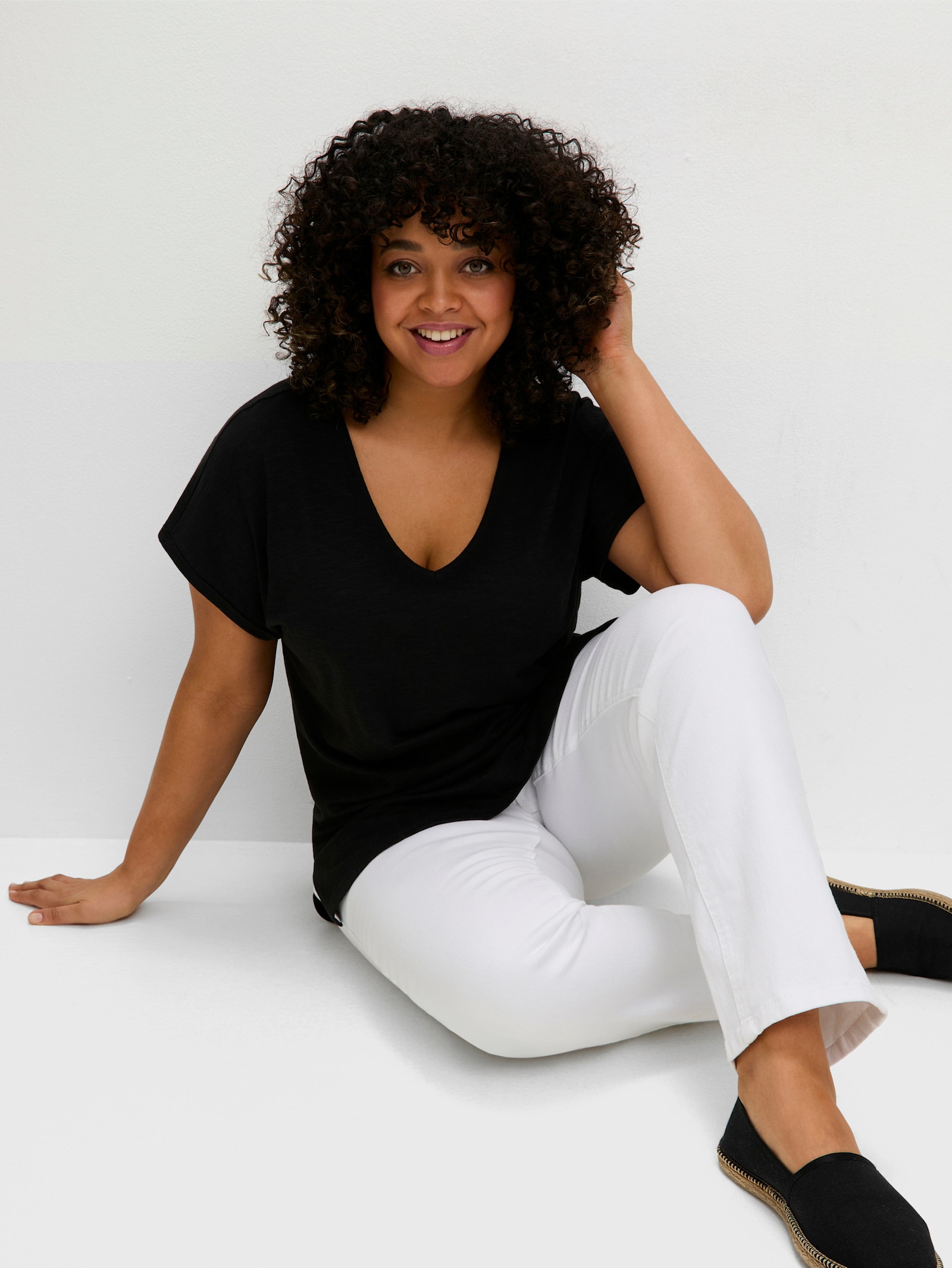 sheego V-Shirt aus Flammgarn - schwarz