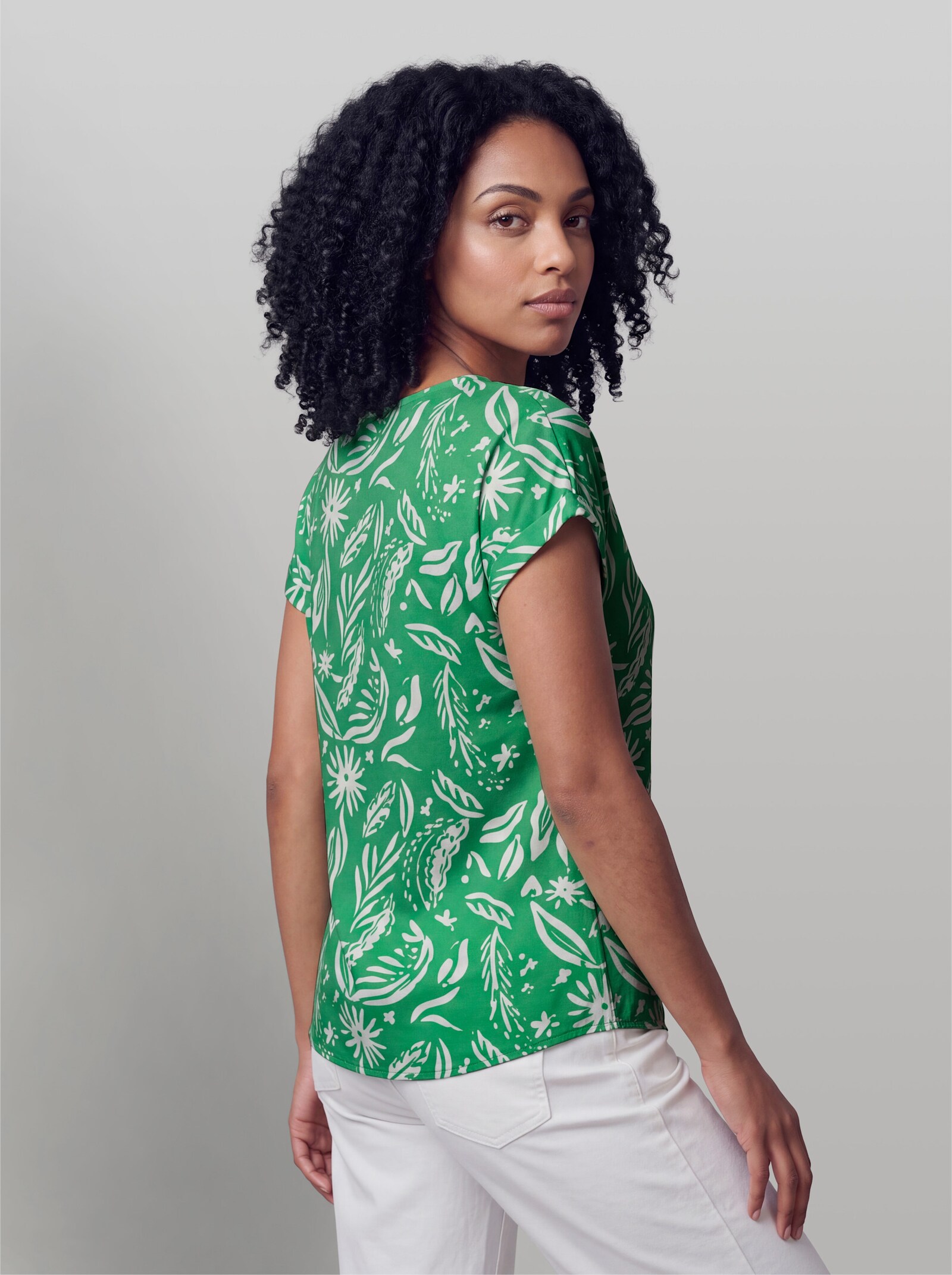 heine Druckbluse mit Floralprint - grasgrün-ecru-bedruckt