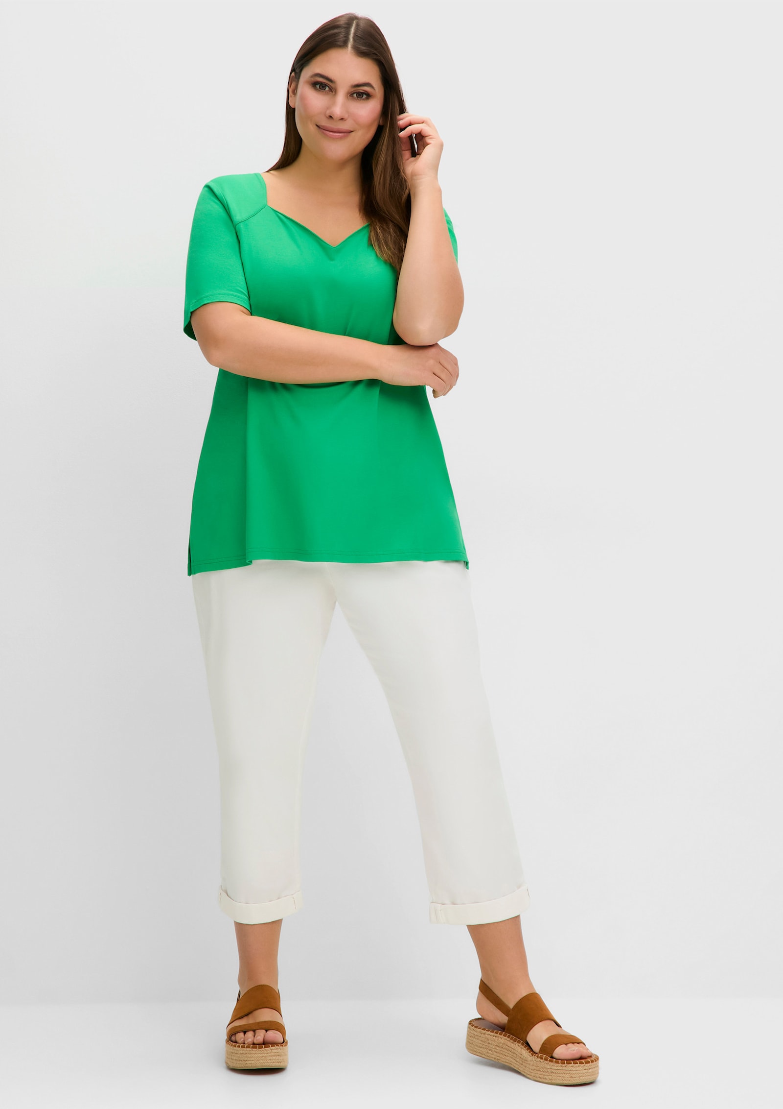 sheego T-Shirt mit herzförmigem Ausschnitt - grasgrün