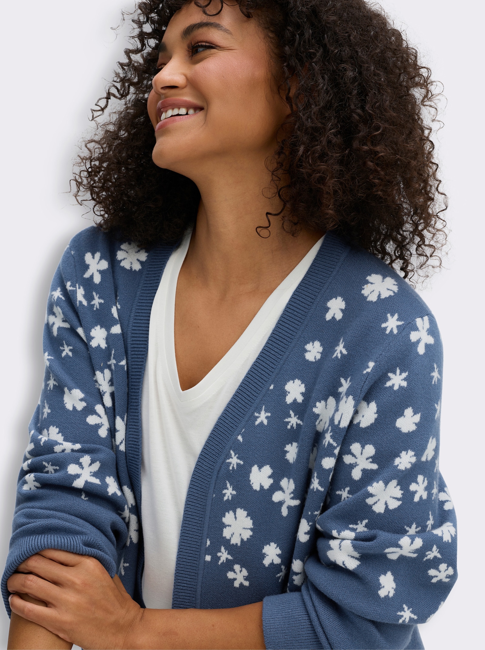 sheego Longstrickjacke mit Jacquard-Blüten - rauchblau-weiß-gemustert