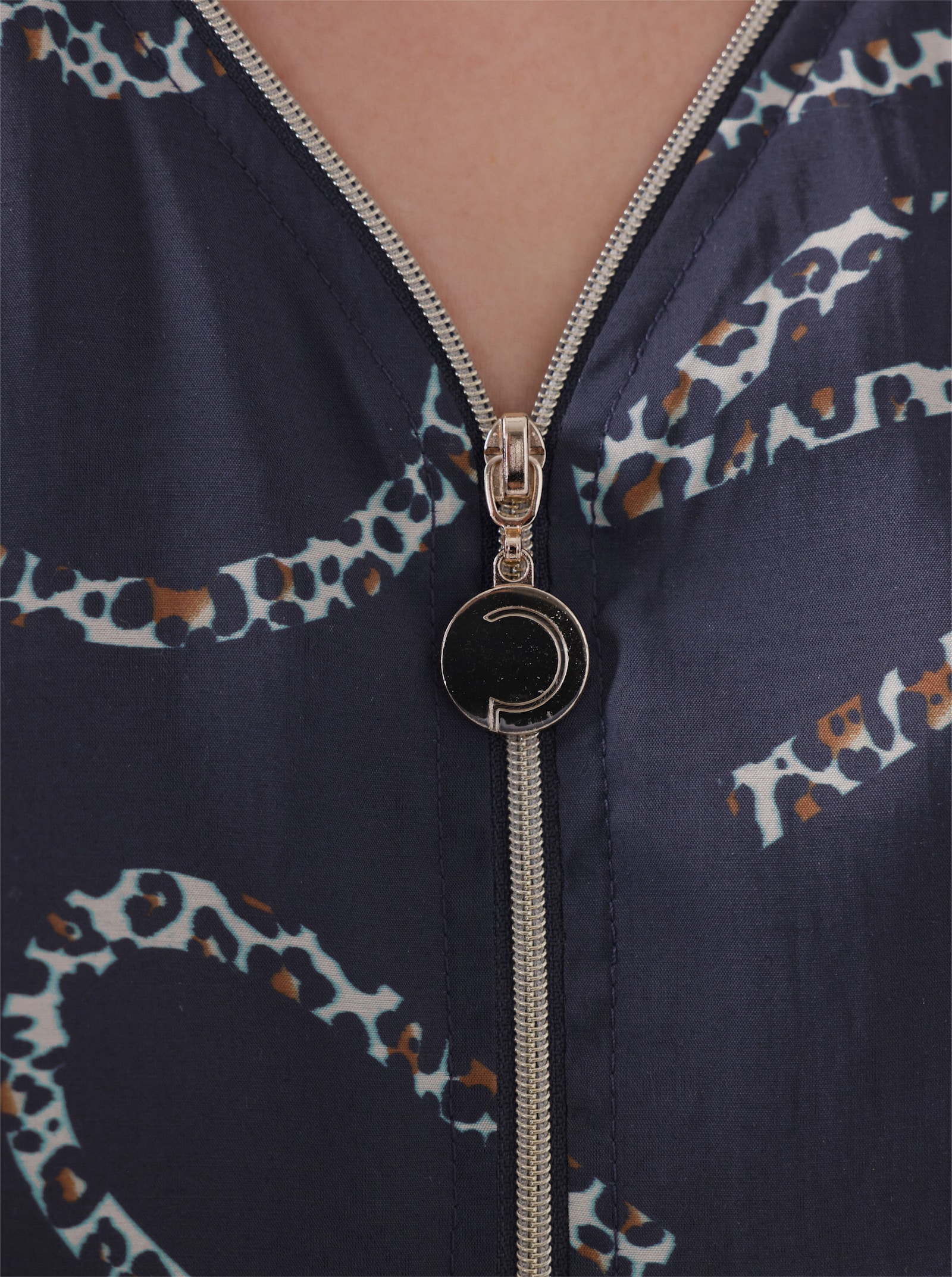 CREATION L PREMIUM Druckbluse mit Lettering- und Leo-Dessin - marine-sand-bedruckt