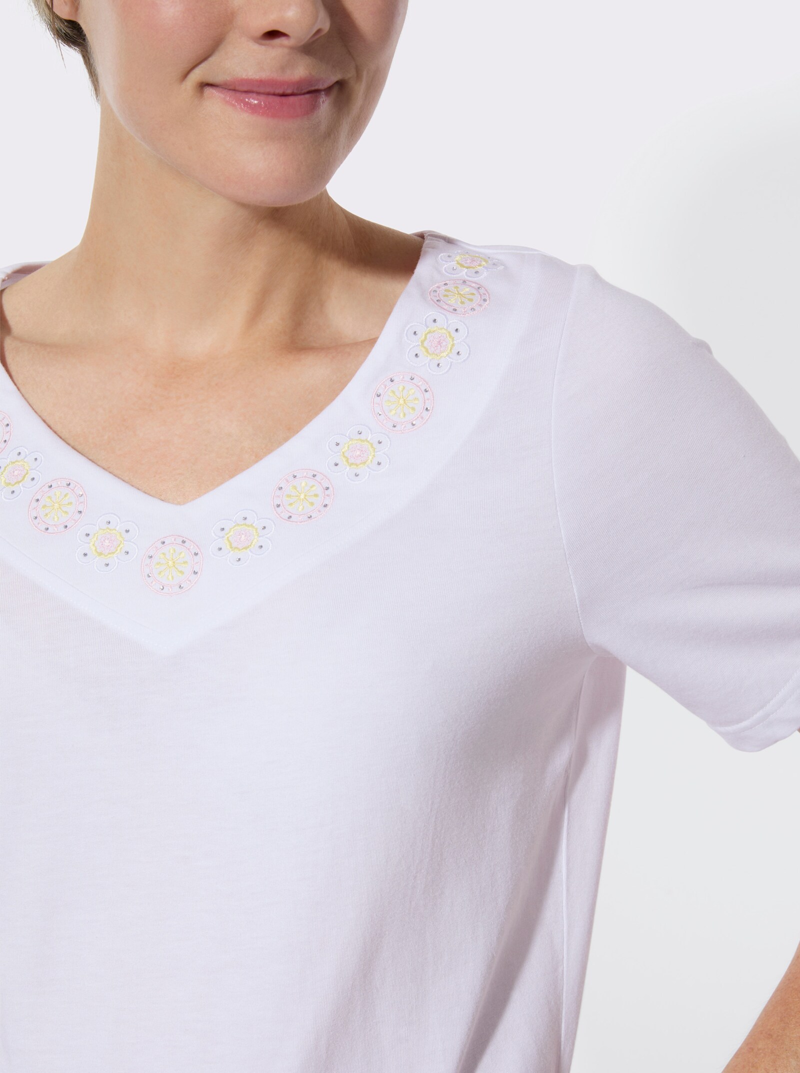 V-Shirt mit Stickereien und Glitzersteinchen - weiß