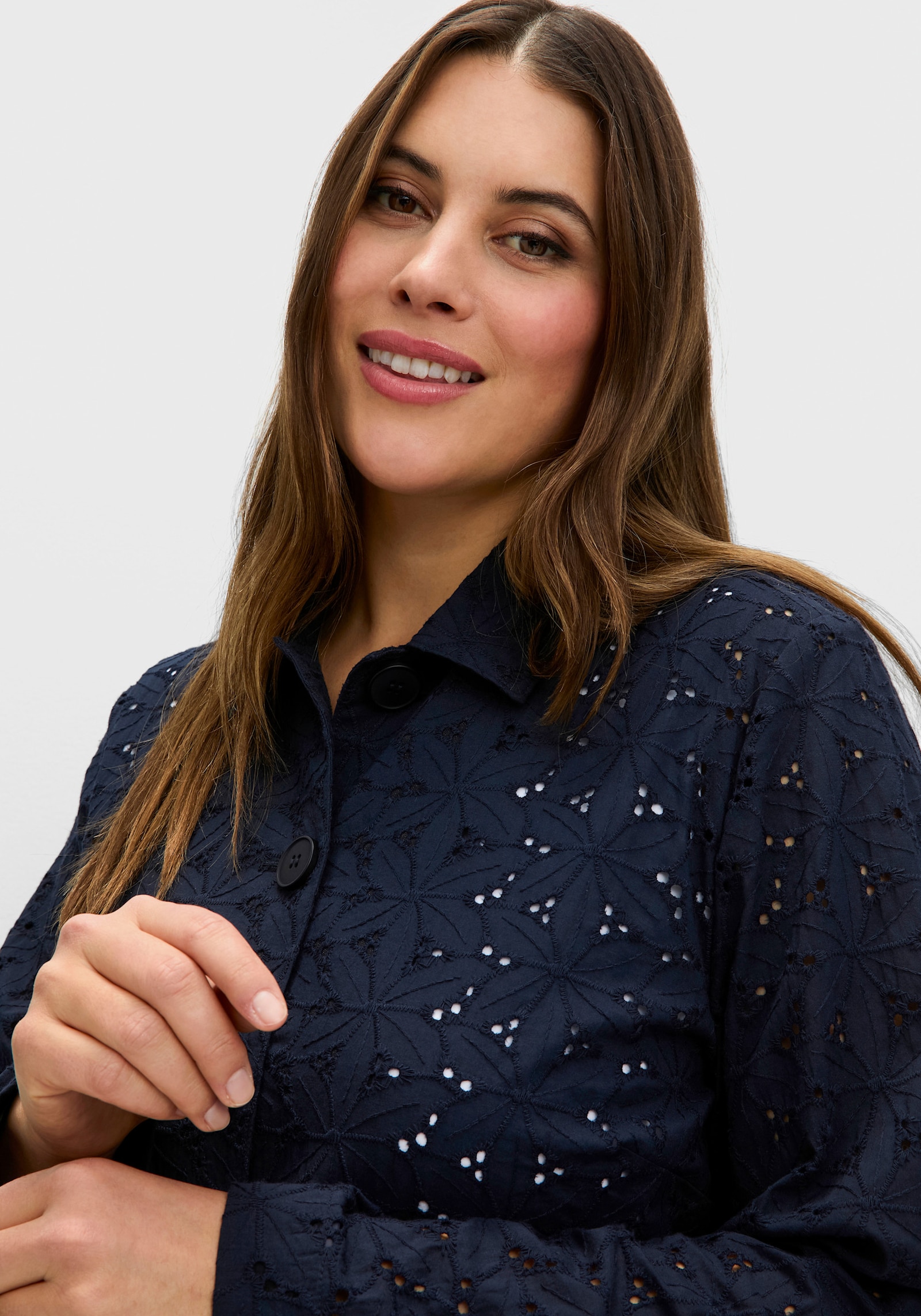 sheego Blousejack met broderie anglaise - diepblauw