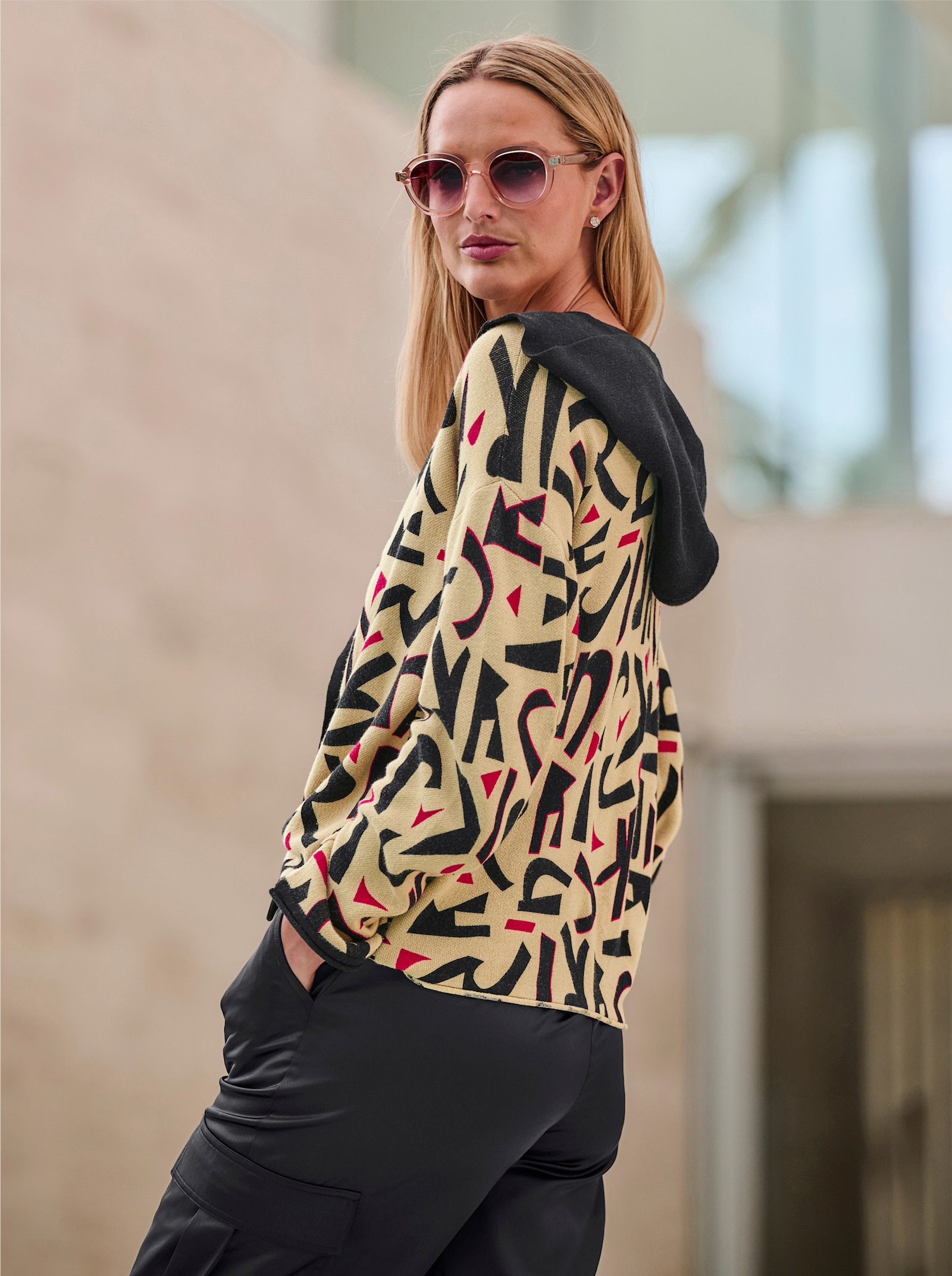 heine Kapuzenstrickjacke mit verdeckter Druckknopfleiste - sand-schwarz-bedruckt