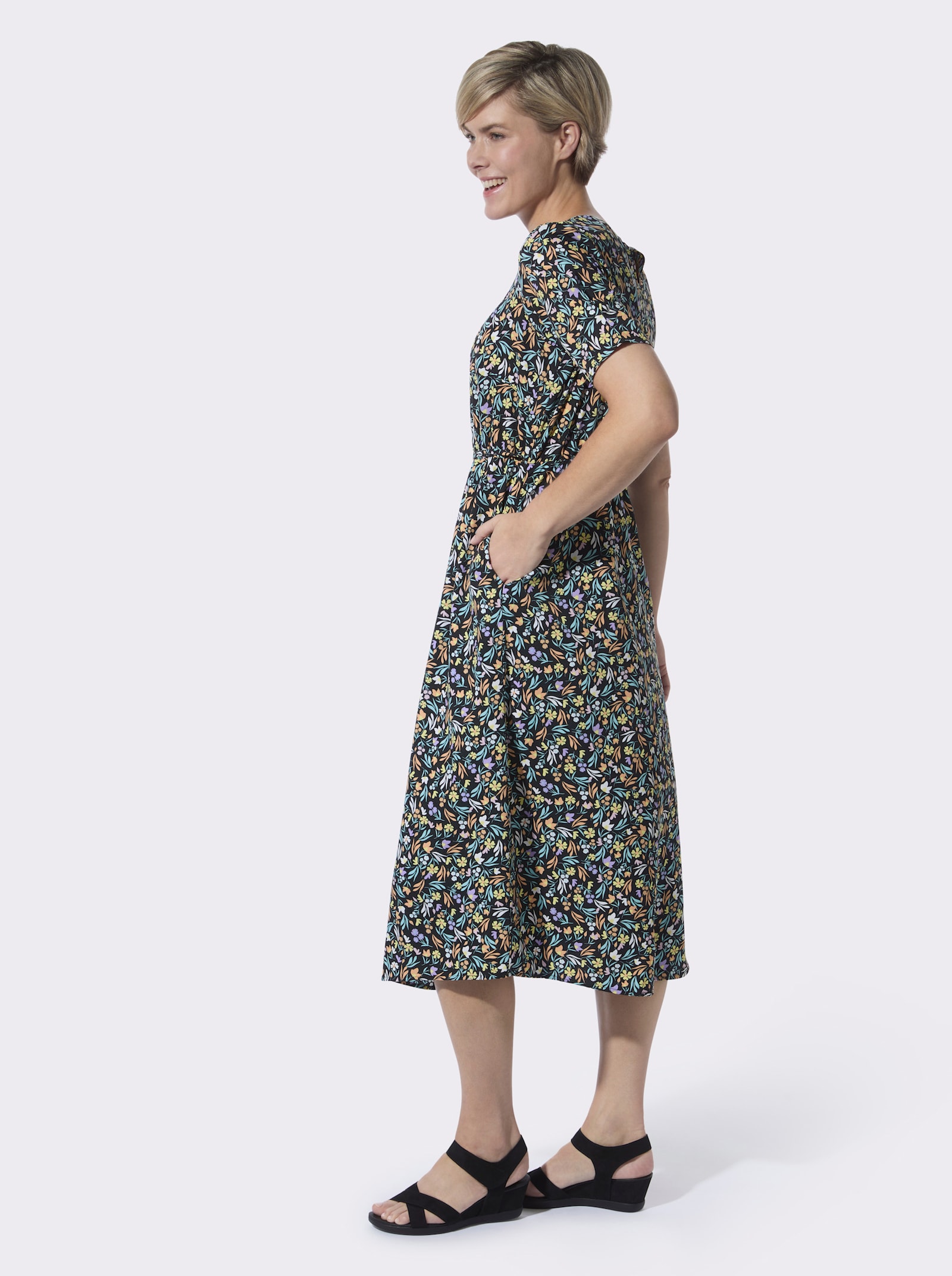 Sommerkleid mit floralem Muster - schwarz-apricot-bedruckt