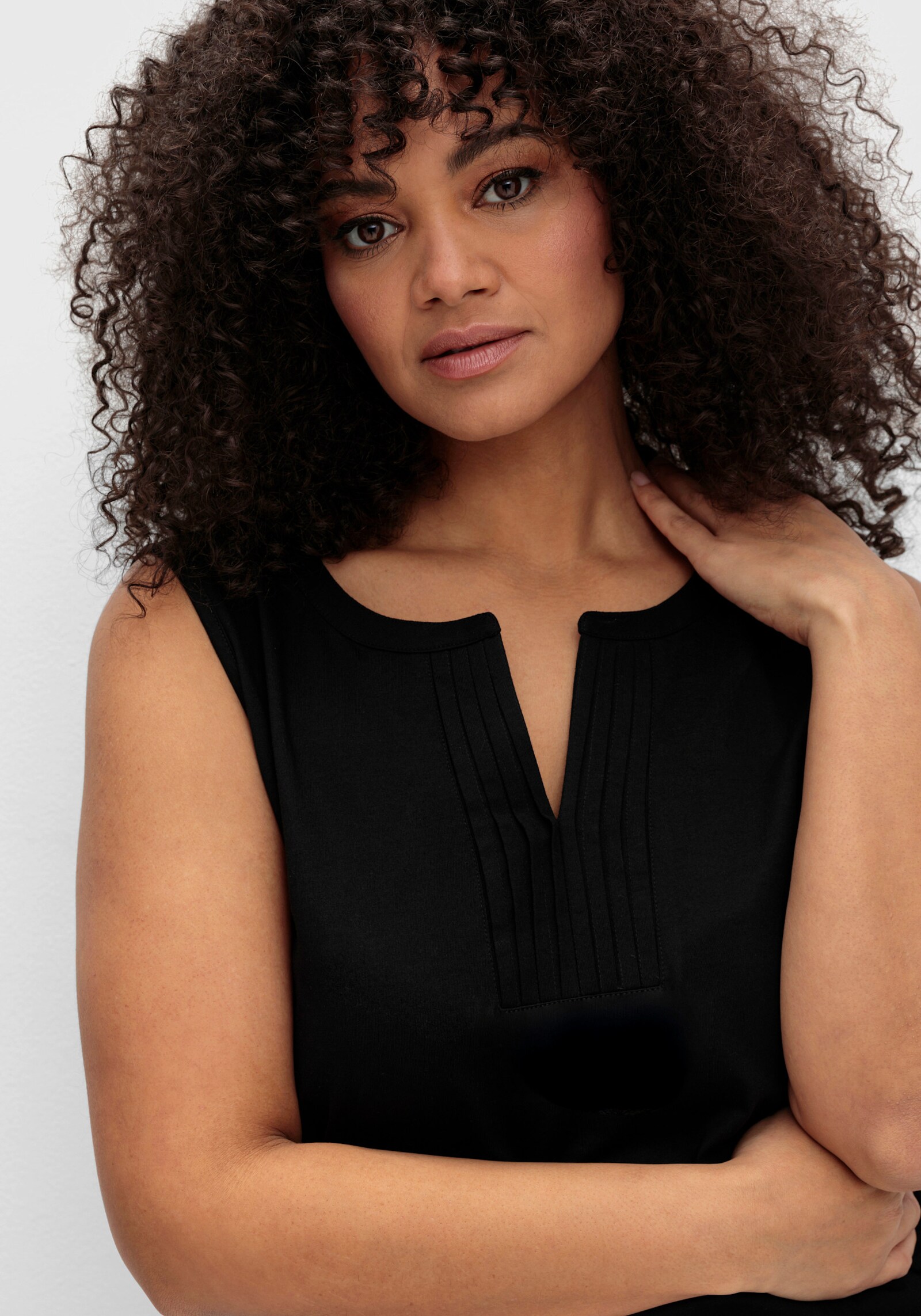 sheego Tanktop mit Biesen am Ausschnitt - schwarz