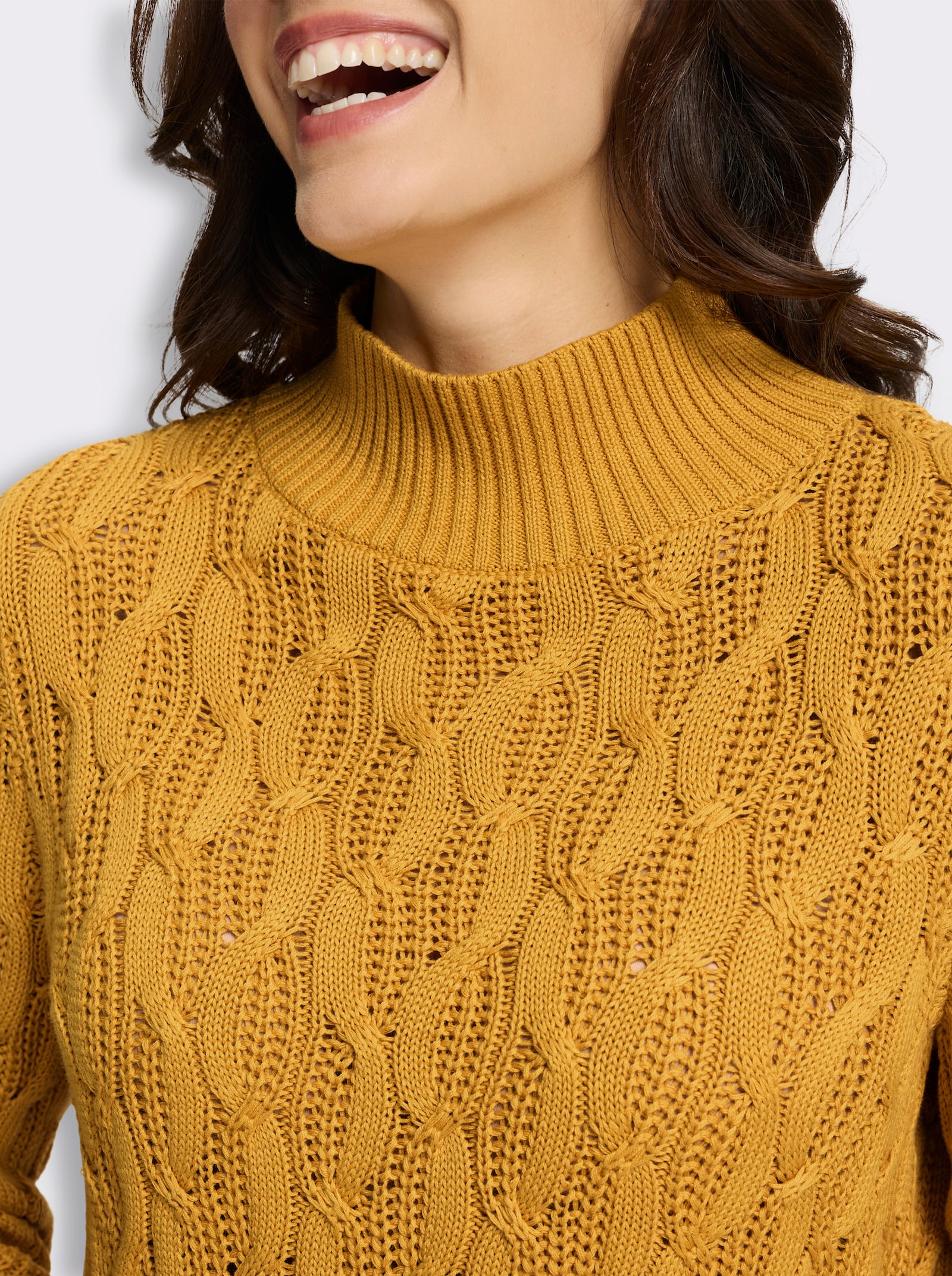  Stehkragenpullover mit Zopfmuster rundum - ocker