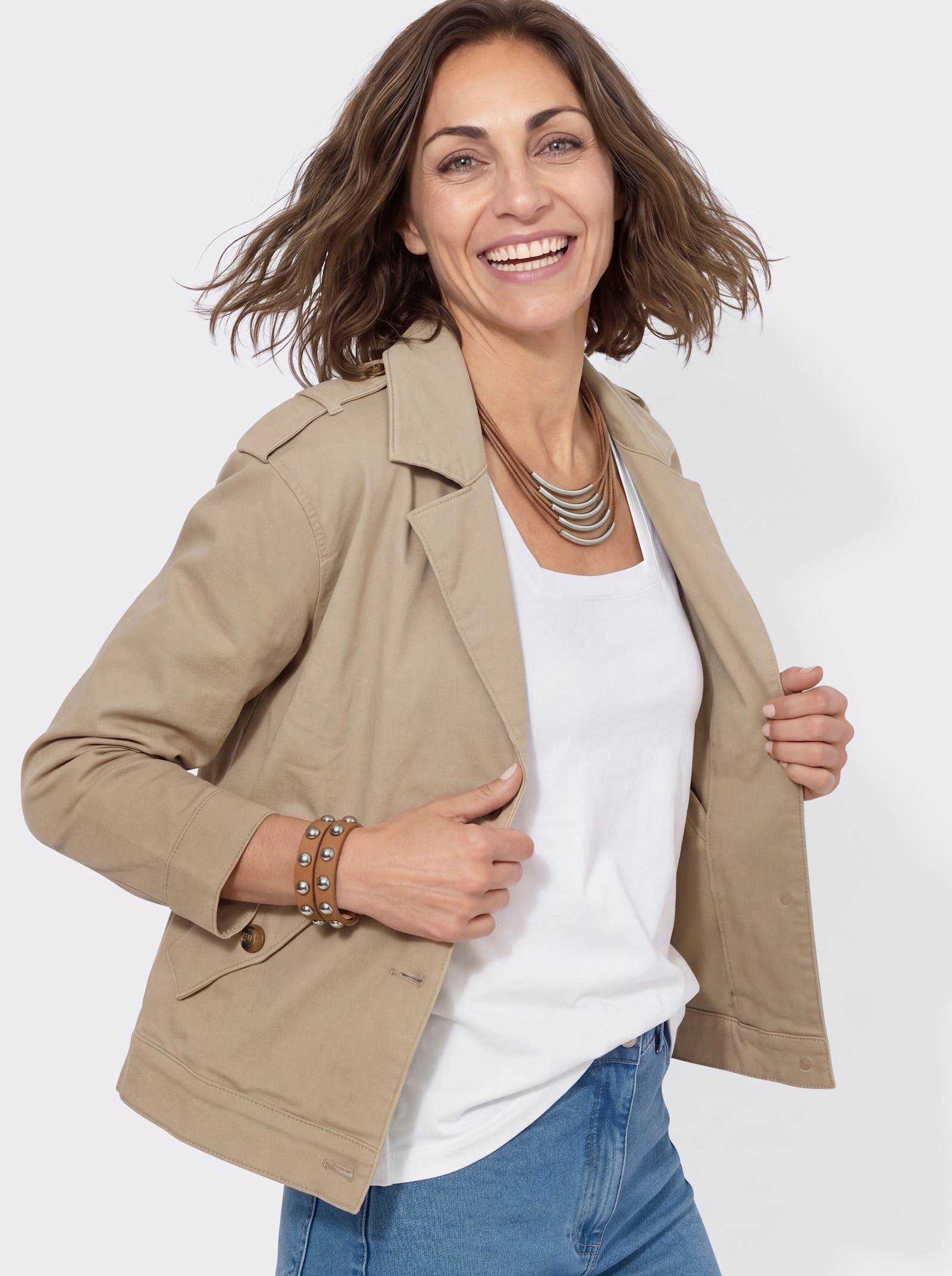 Jeansjacke mit Pattentaschen - beige