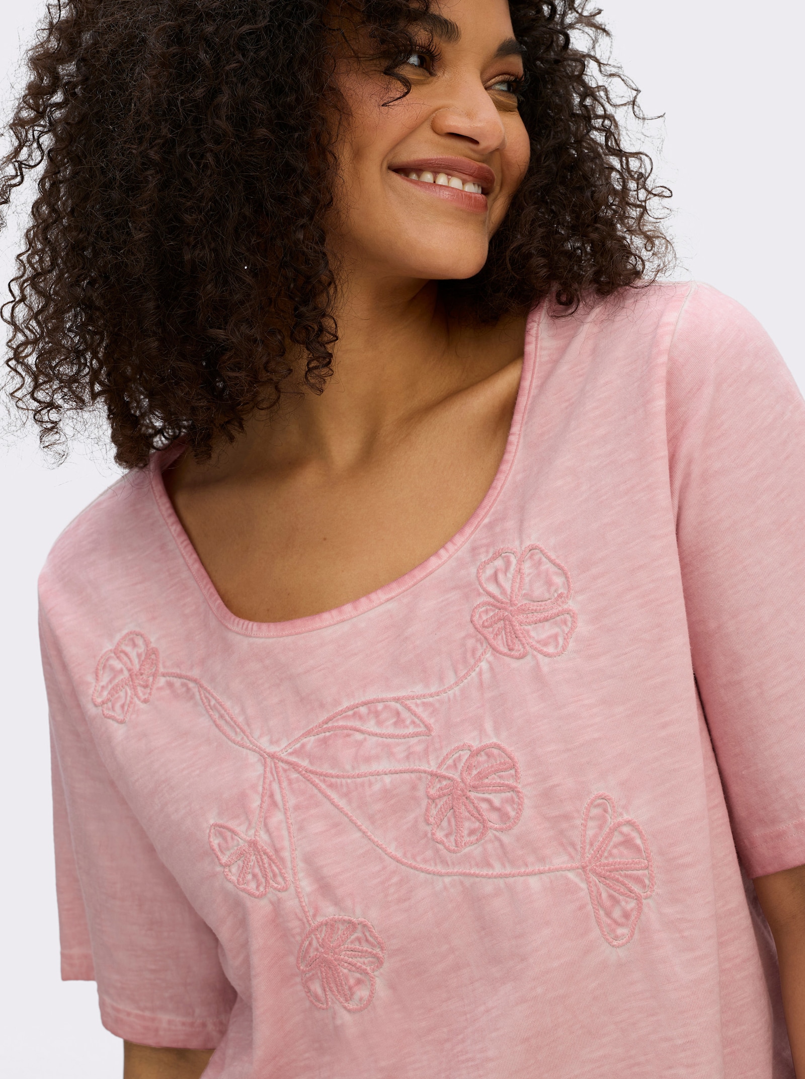 sheego Shirt mit Blumenstickerei - rosenquarz