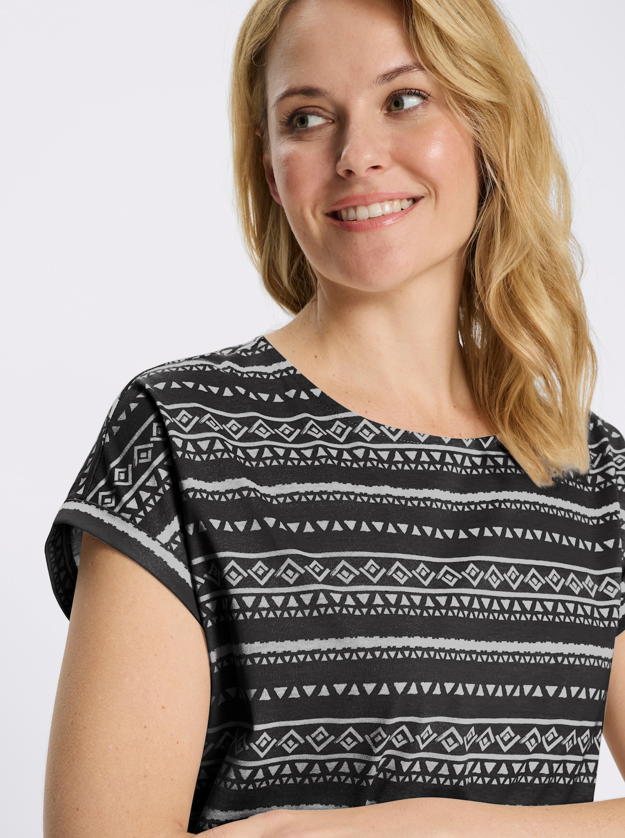 Kurzarmshirt mit überschnittenen Schultern - schwarz-ecru-bedruckt