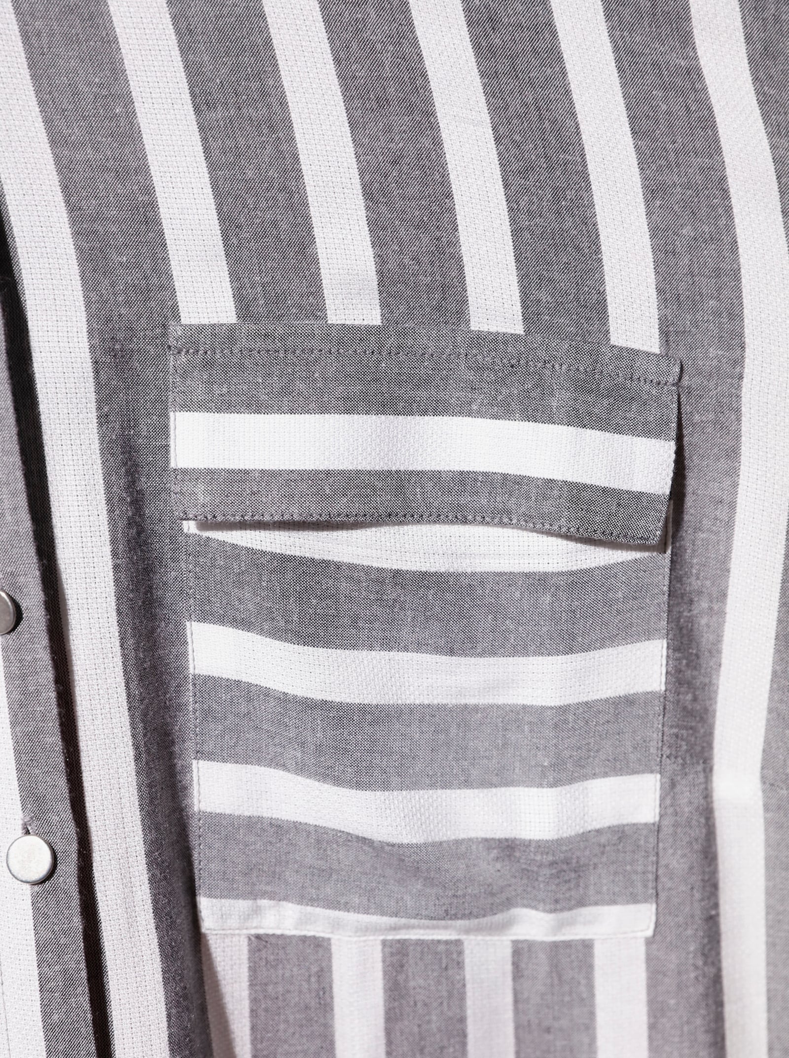 Gestreifte Bluse mit krempelbaren Ärmeln, glänzend - weiß-grau-gestreift