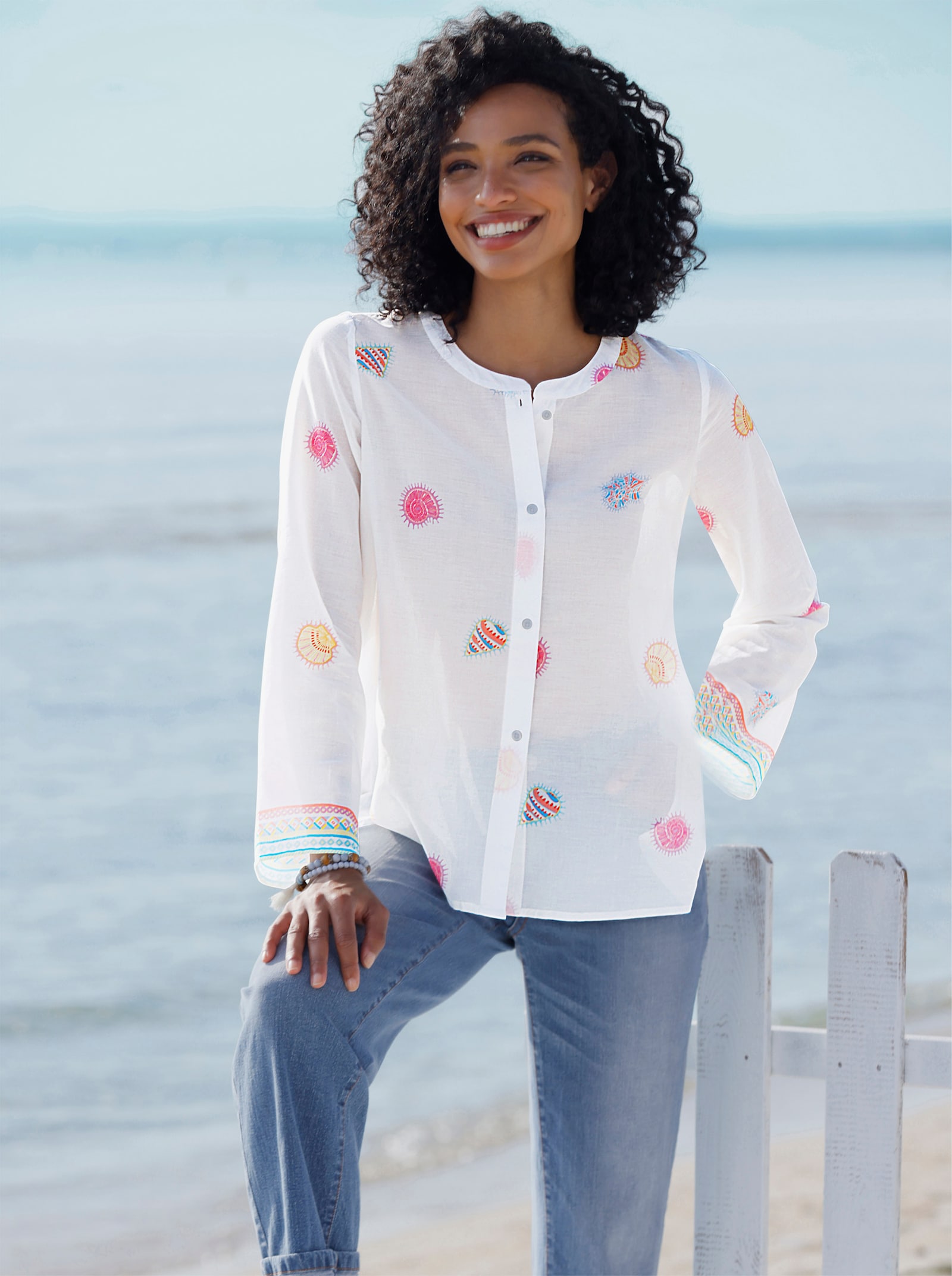 heine Baumwollbluse mit Seitenschlitzen - weiß-flamingo-bedruckt