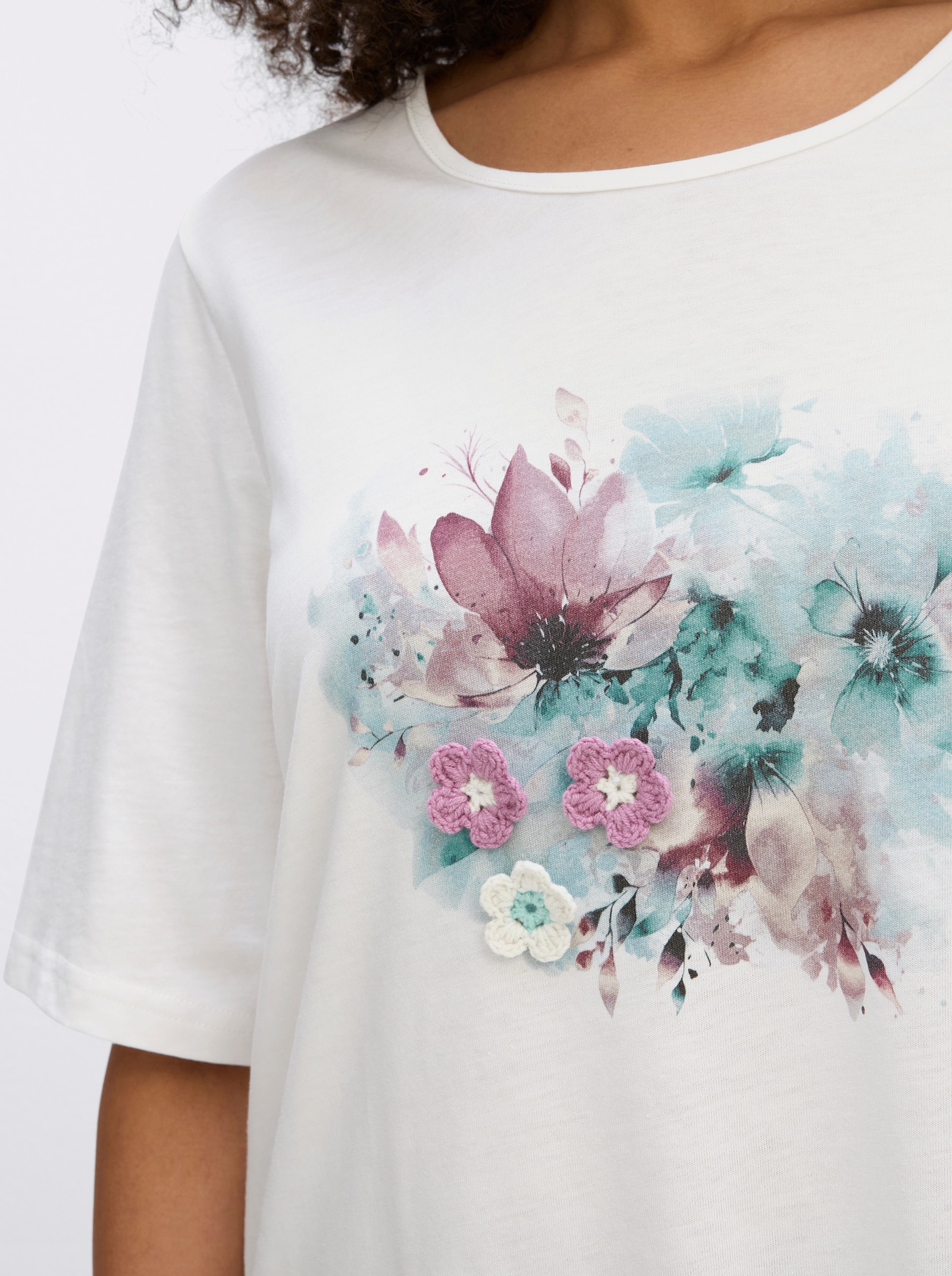 sheego Shirt mit aufgenähten Häkelblumen - ecru-eisblau-bedruckt
