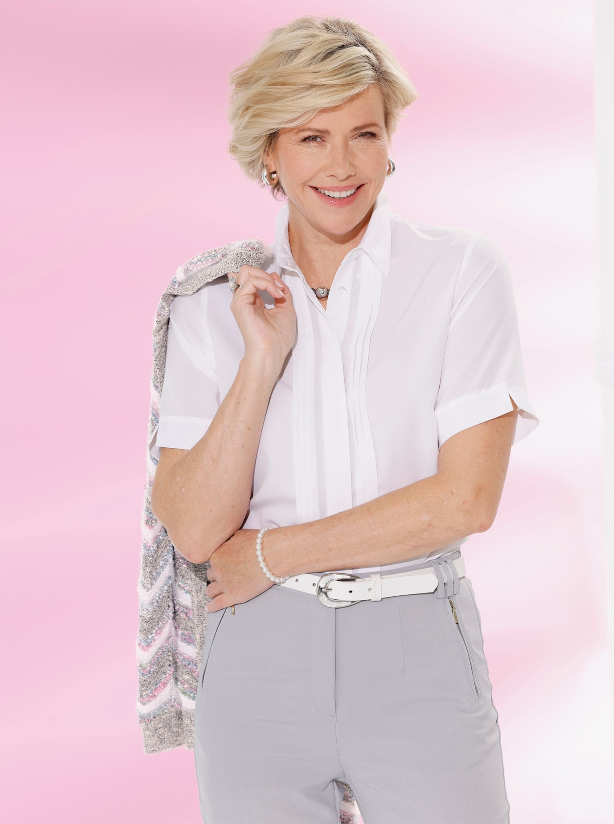 Kurzarmbluse mit Biesenverzierung - weiss