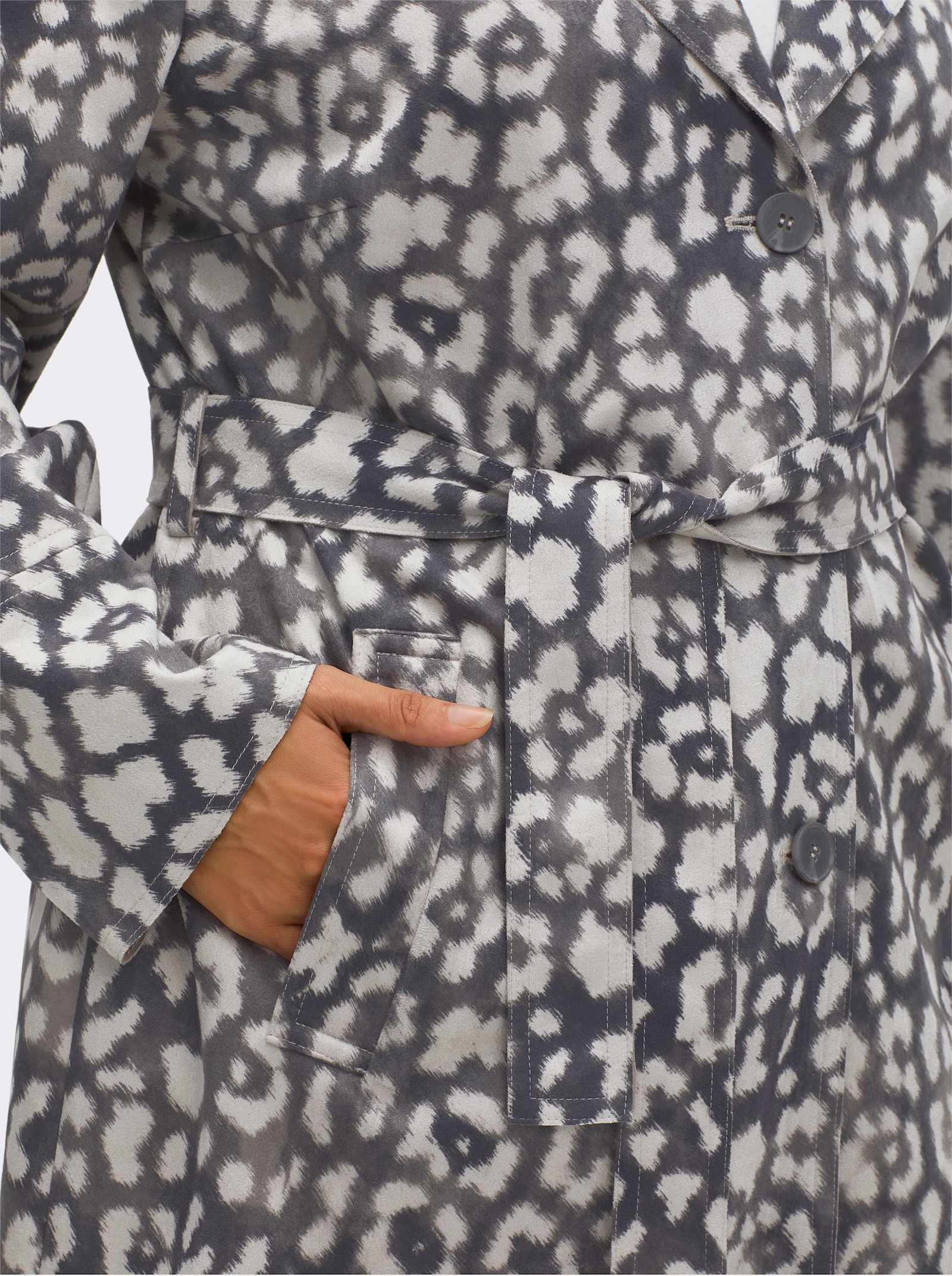 sheego Jacke mit Leoprint - schwarz-bedruckt