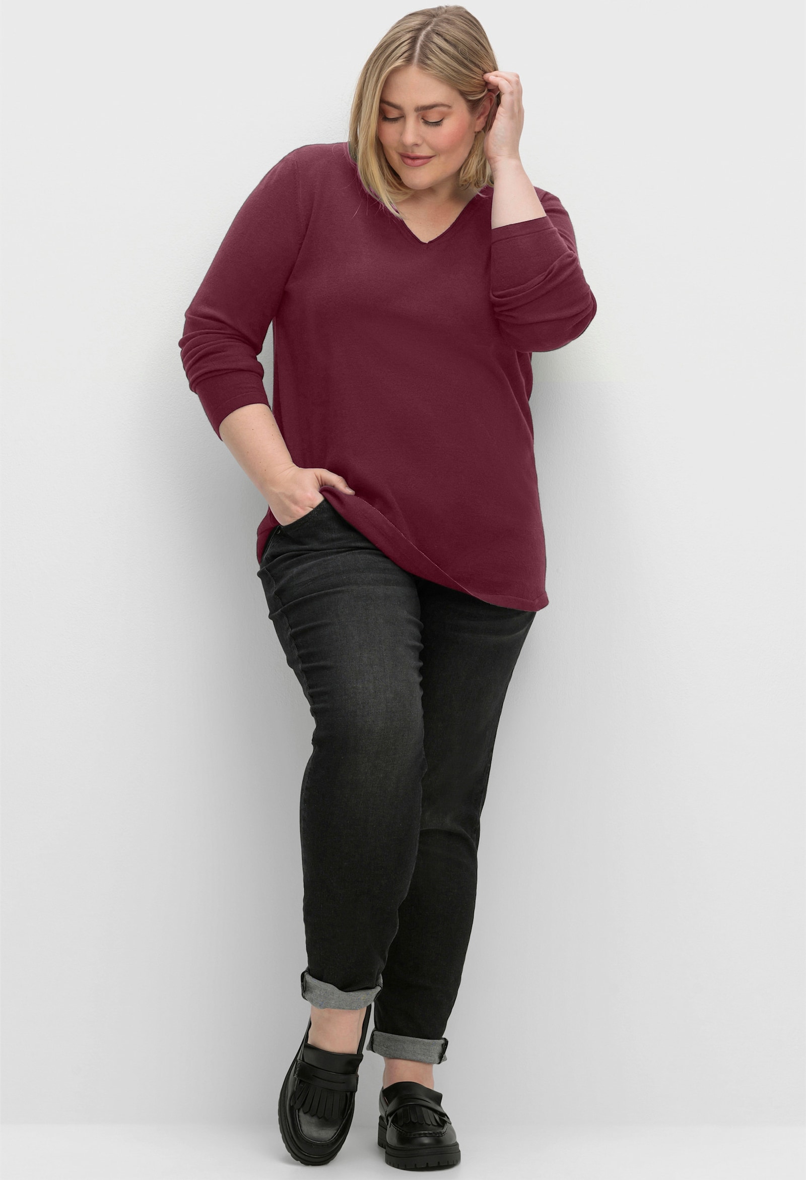 sheego Pullover met V-hals van fluweelzacht materiaal - bordeaux