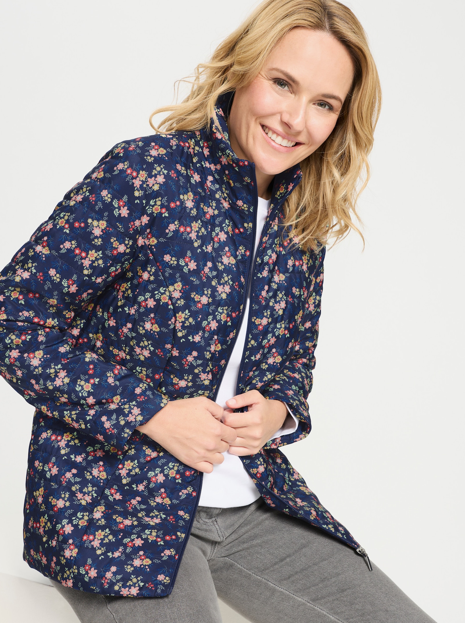 Steppjacke mit Blüten-Druck - marine-erdbeere-bedruckt