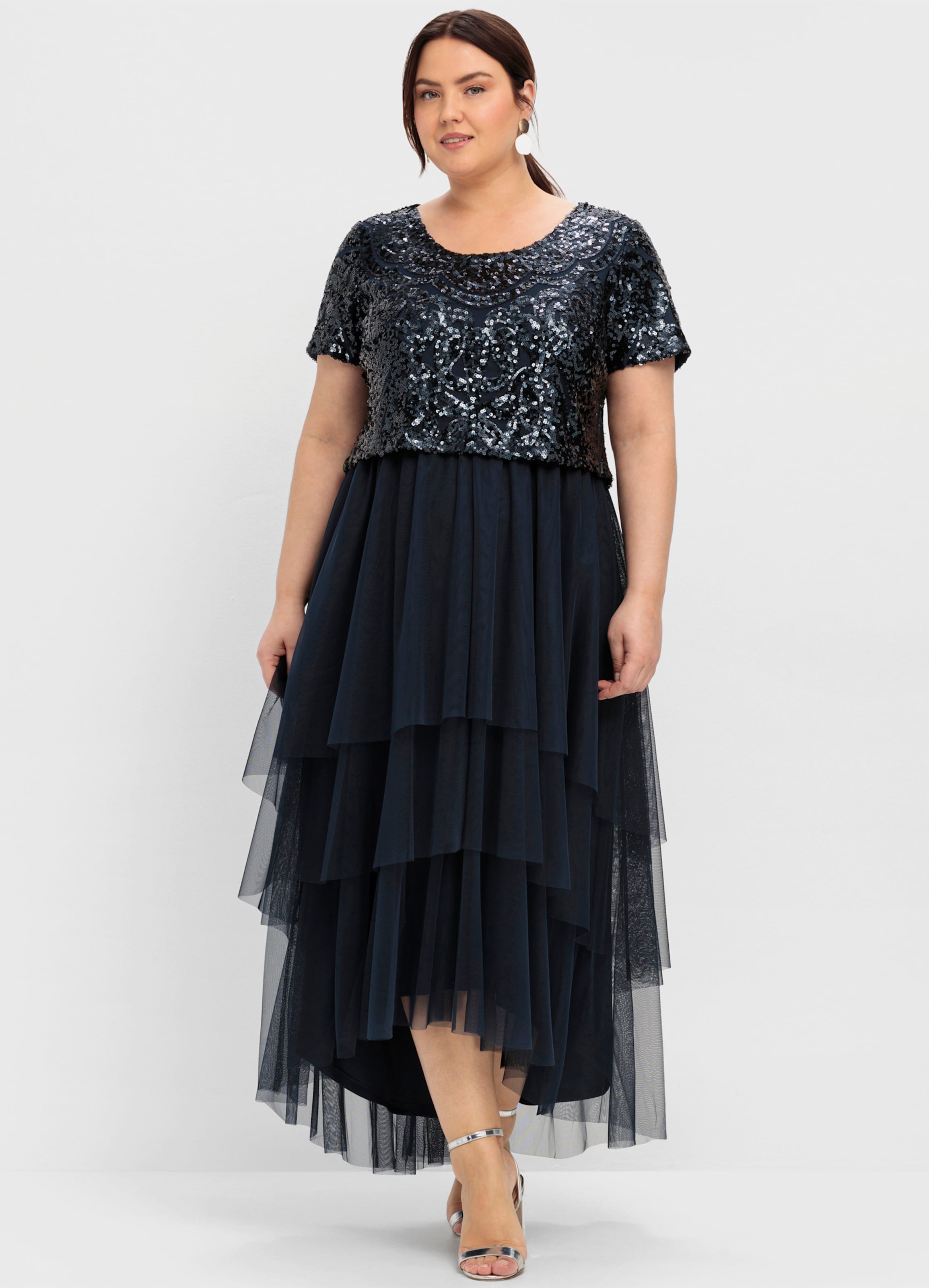 Abendkleid mit Paillettenoberteil — wie man einen Apfeltyp kleidet und welche Kleider der Figur schmeicheln