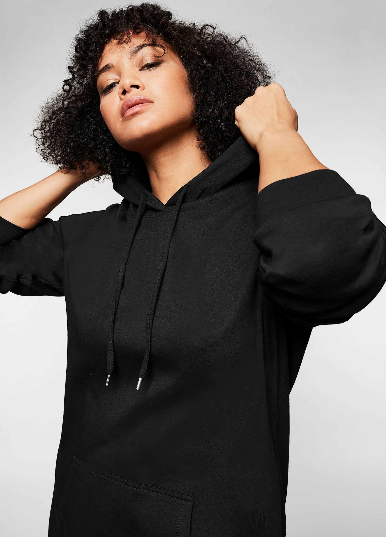 sheego Shirtkleid mit Kapuze und Kängurutasche - schwarz