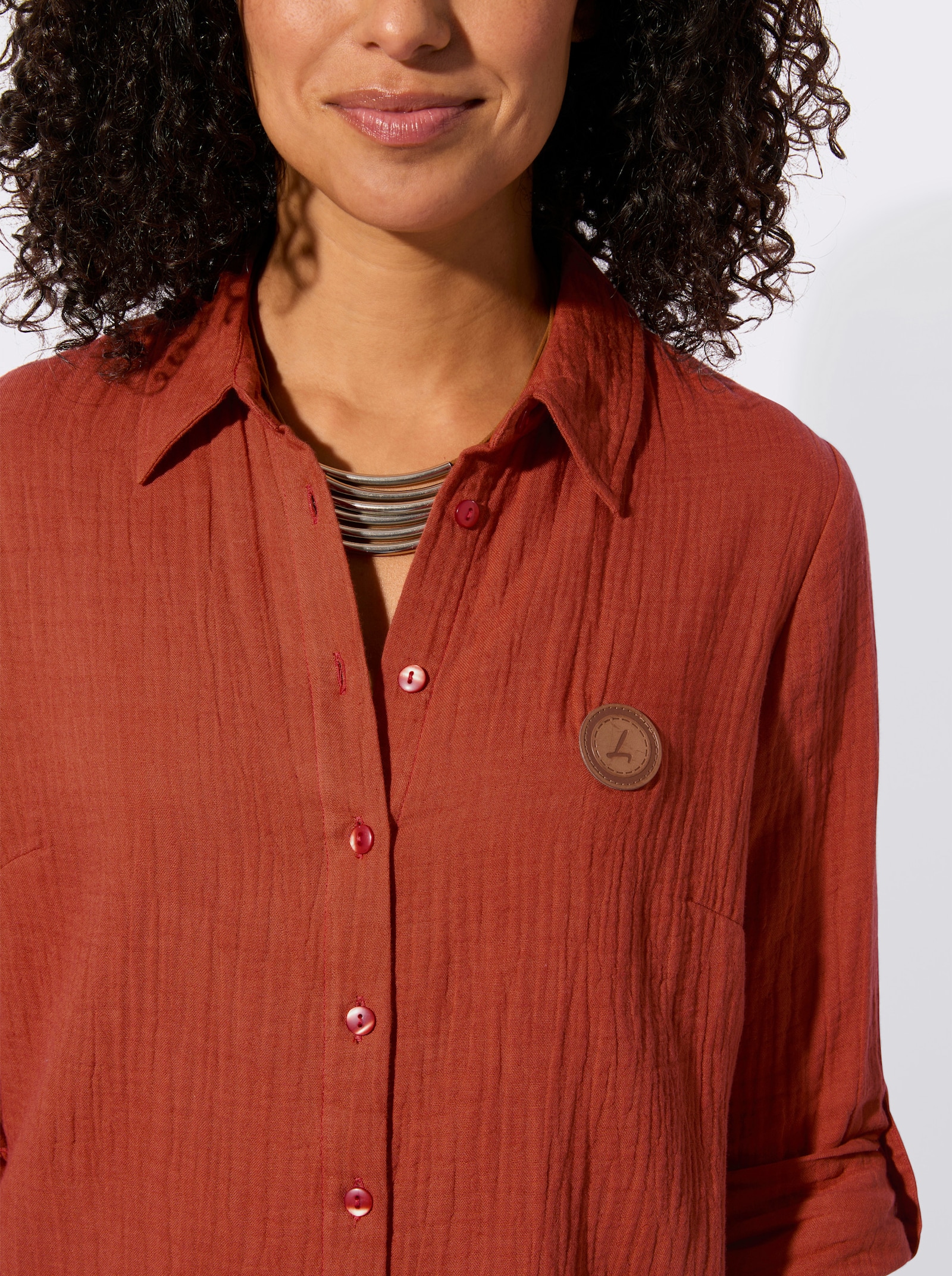 Baumwollbluse mit krempelbaren Ärmeln - rostrot