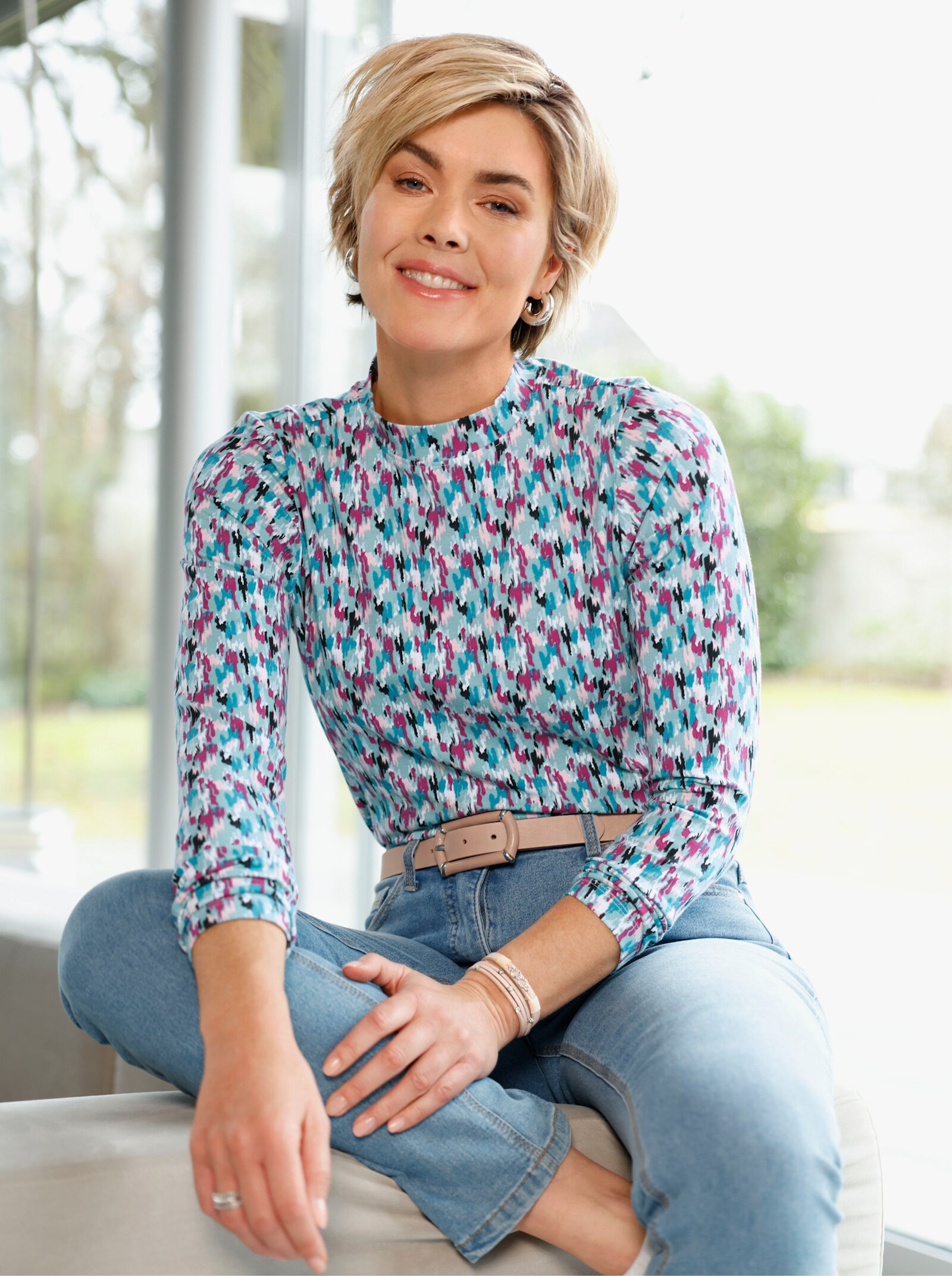 Stehkragenshirt mit Grafik-Dessin - salbei-malve-bedruckt