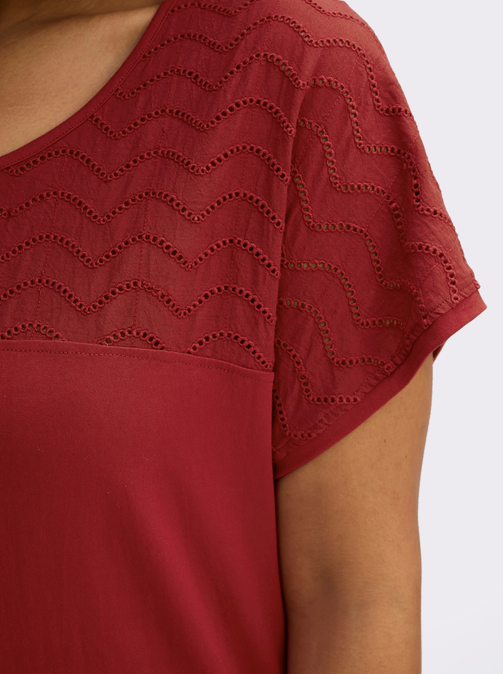 sheego T-Shirt mit Lochspitze - kirsche