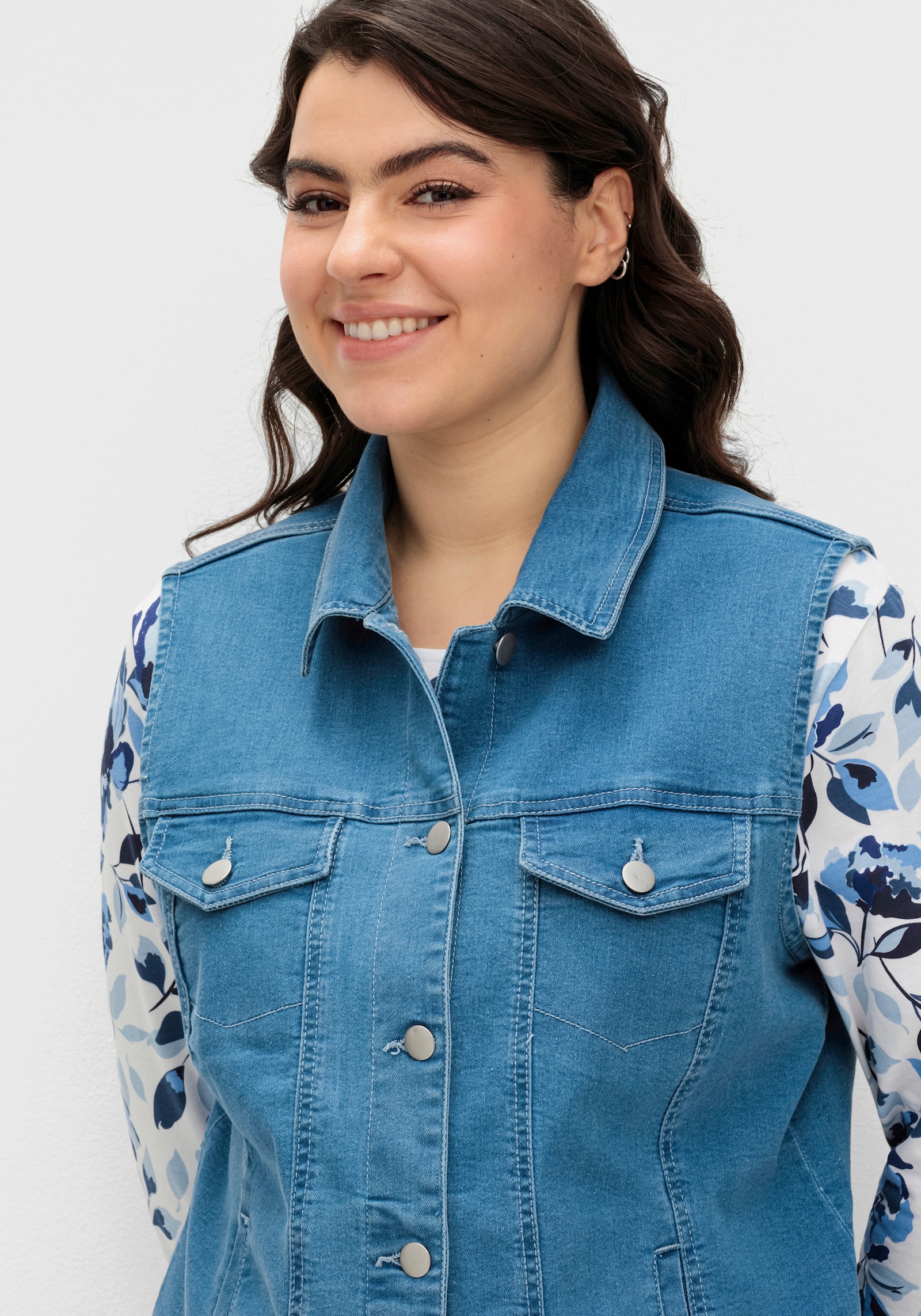 Jeansweste mit Pattentaschen, aufgesetzt - blue-bleached