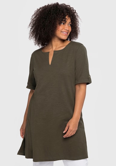 sheego Longshirt mit geschlitztem Ausschnitt - dunkeloliv
