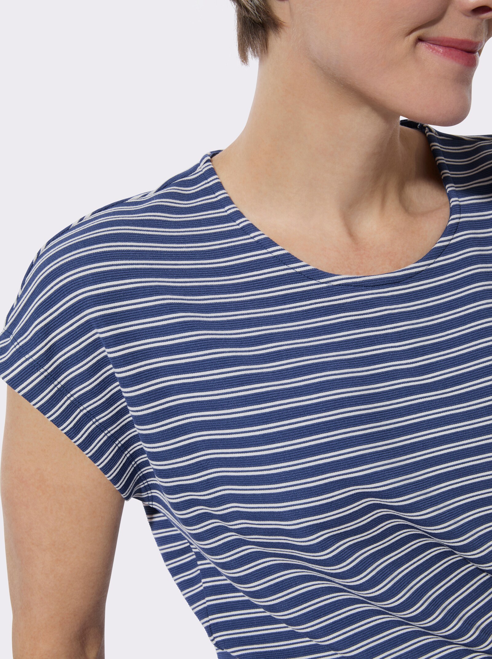 Rundhalsshirt mit zweifarbigem Jacquardmuster - jeansblau-ecru-geringelt