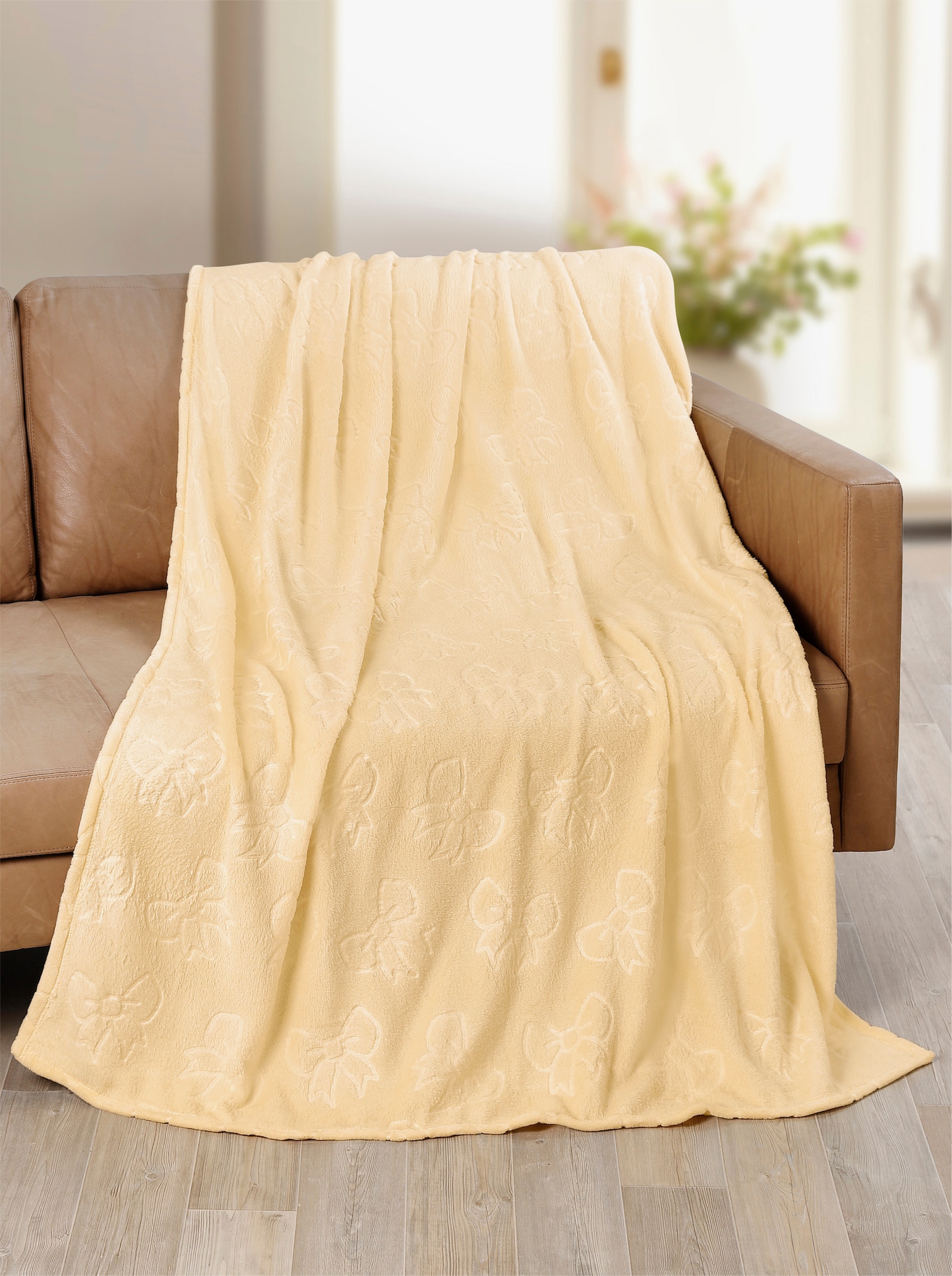 Decke mit Kissen in beige