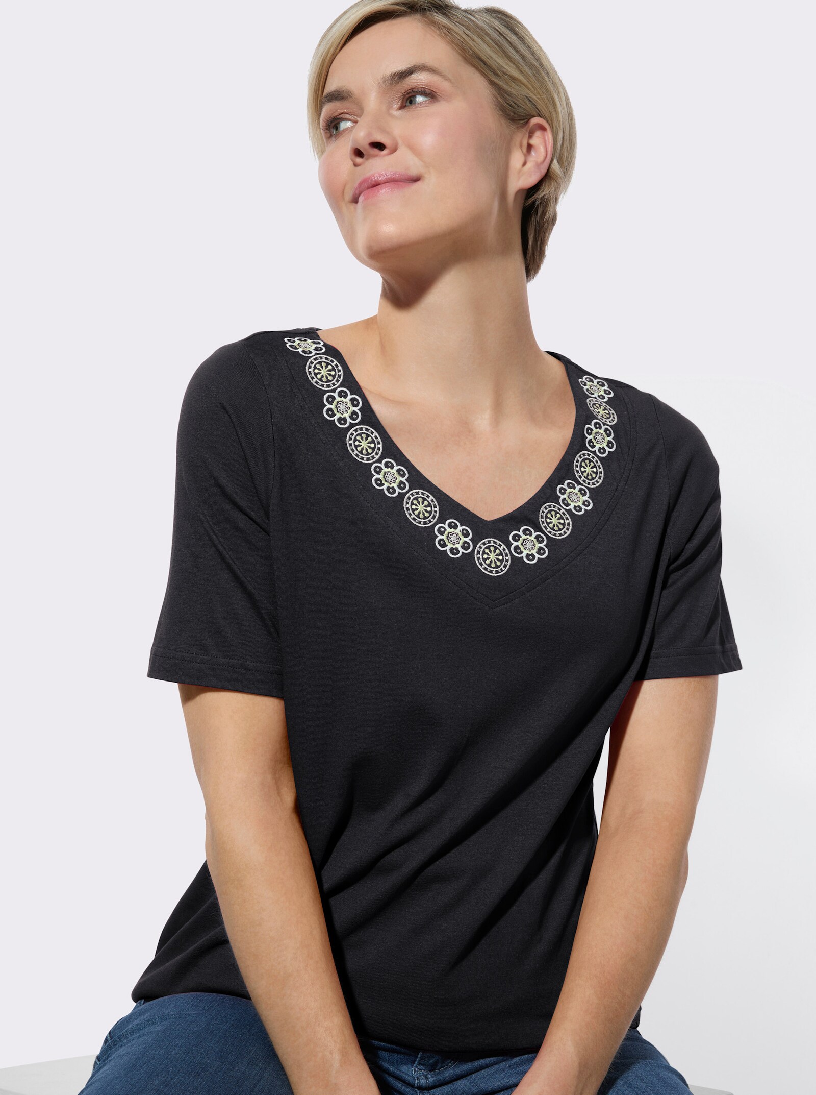 V-Shirt mit Stickereien und Glitzersteinchen - schwarz