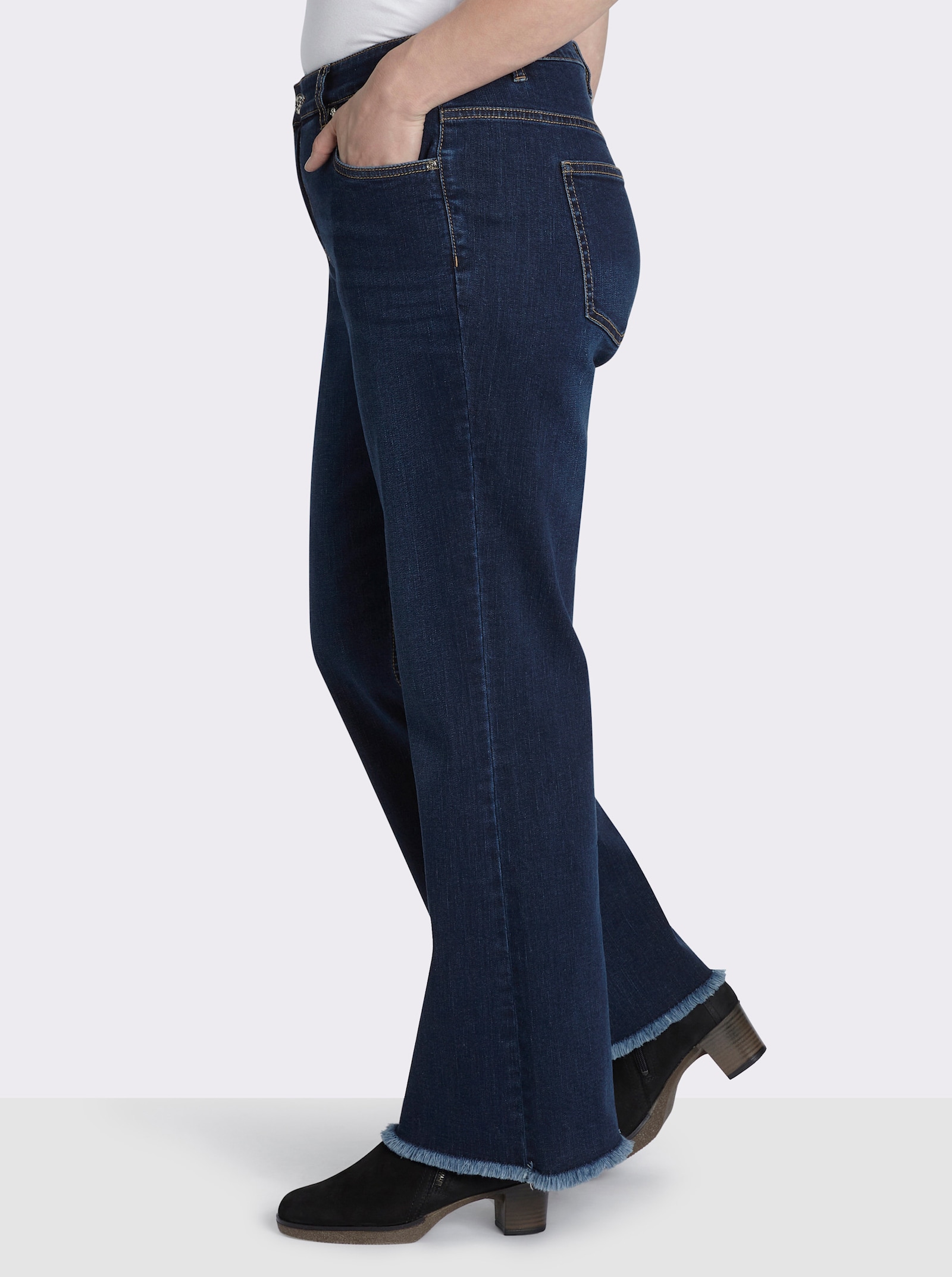 sheego Bootcut-Jeans mit Fransensaum - blue-stone-washed