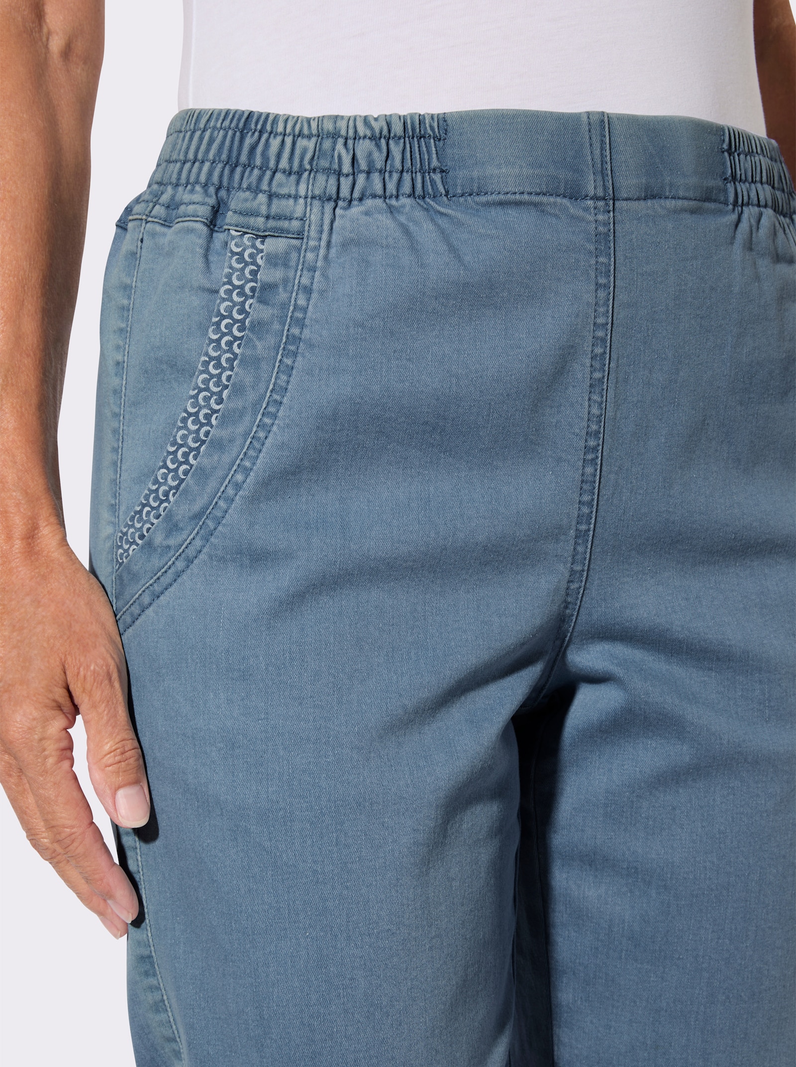 Schlupfjeans mit Bananen-Tasche - blue-bleached