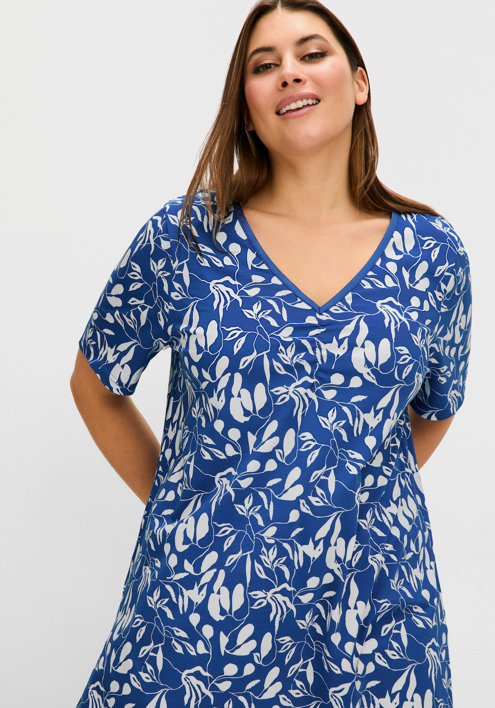 sheego T-Shirt mit Blumendruck, in leichter A-Linie - blaubeere-gemustert