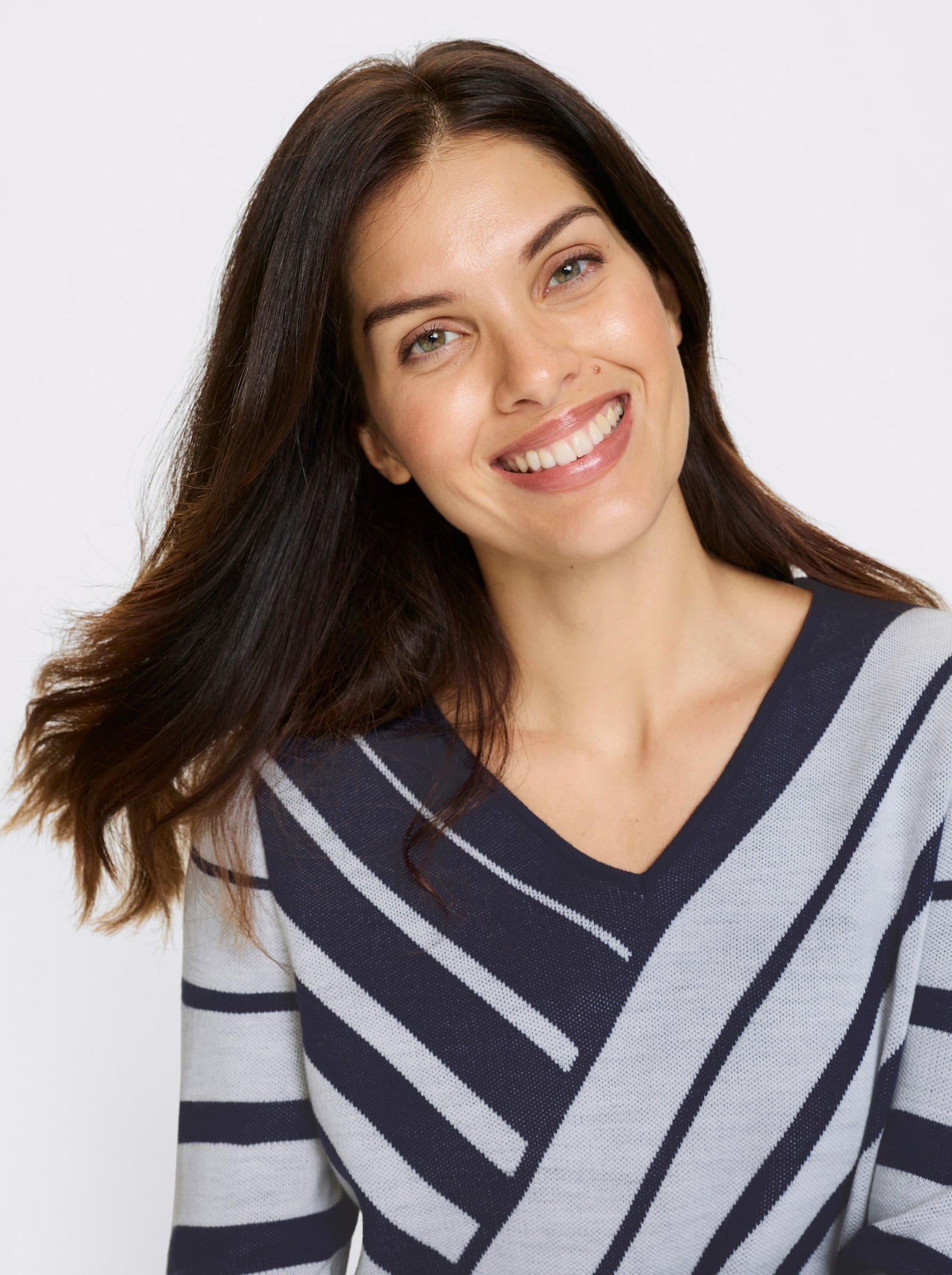 Svetr s výstřihem do V a proužkovaným vzorem - námořnická modrá-bílá-vzor