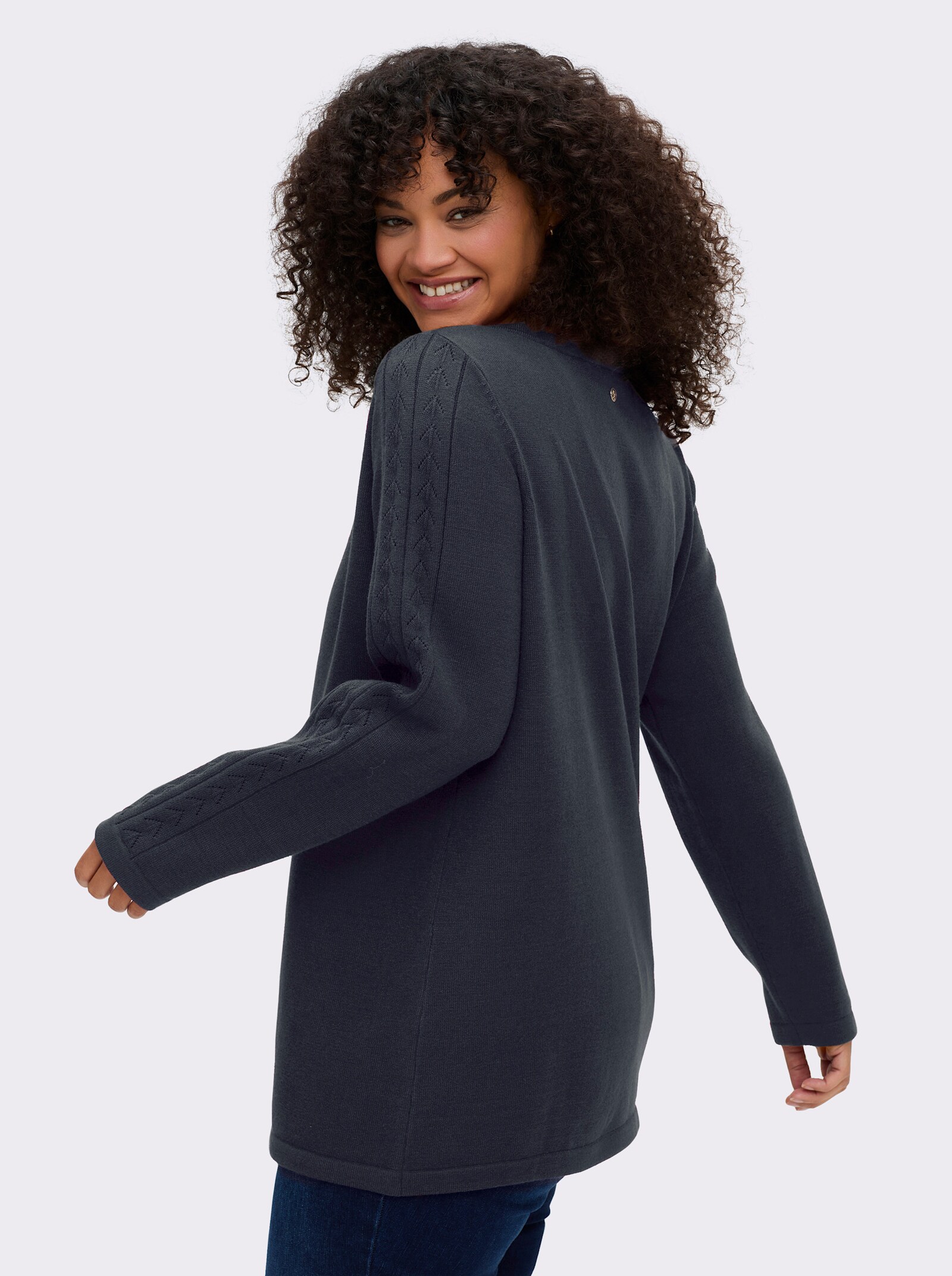 sheego Pullover mit tiefem V-Ausschnitt und Ösenverzierung - tiefblau