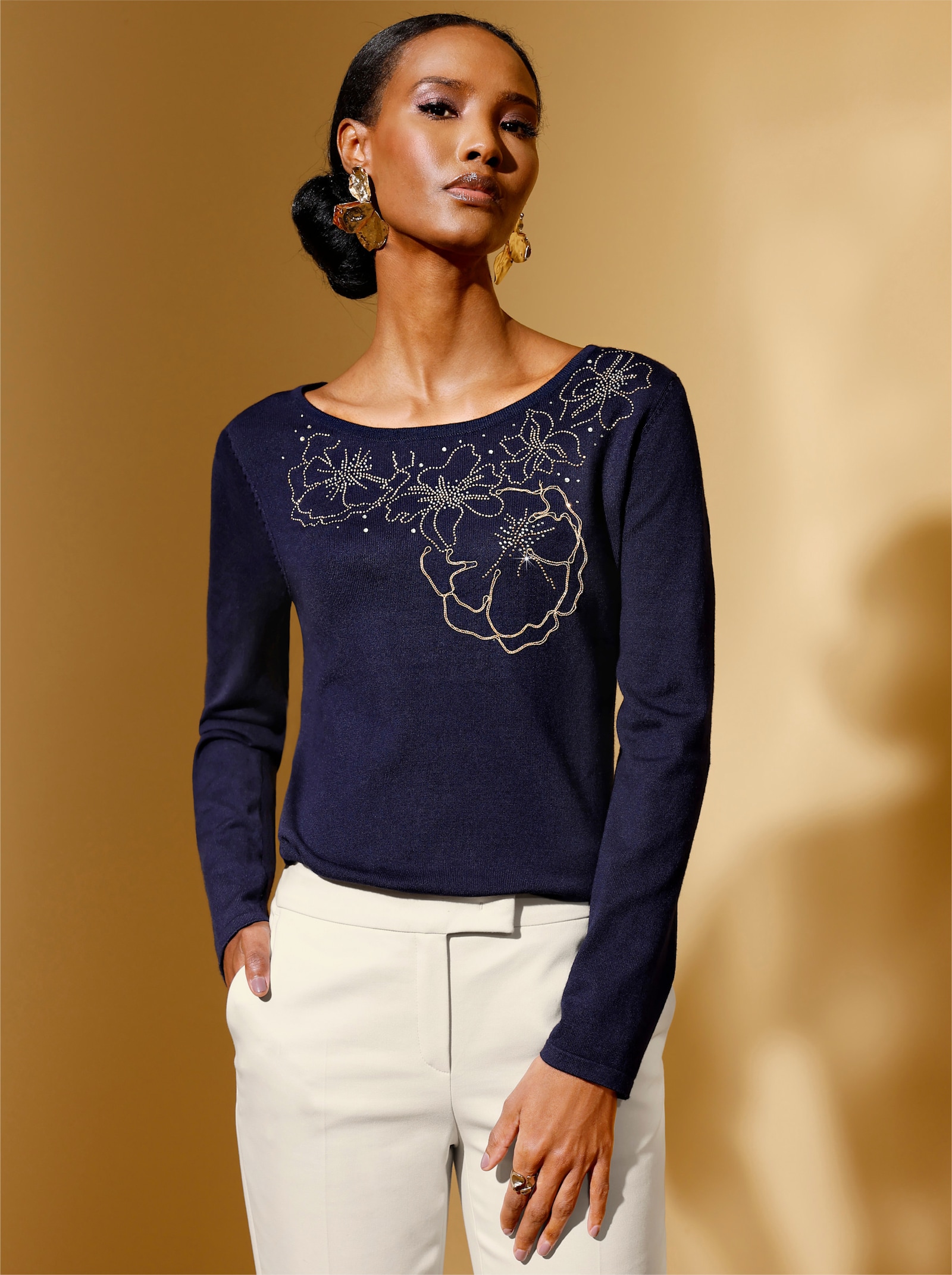 Langarm-Pullover mit Zier-Kettchen am Ausschnitt - marine