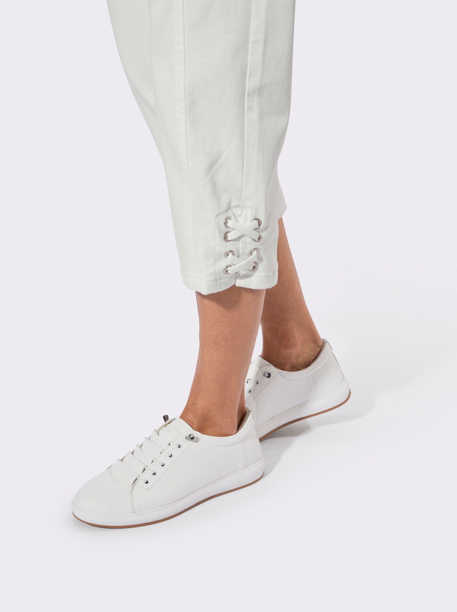 Caprijeans mit Kreuzschnürung am Saum - weiß