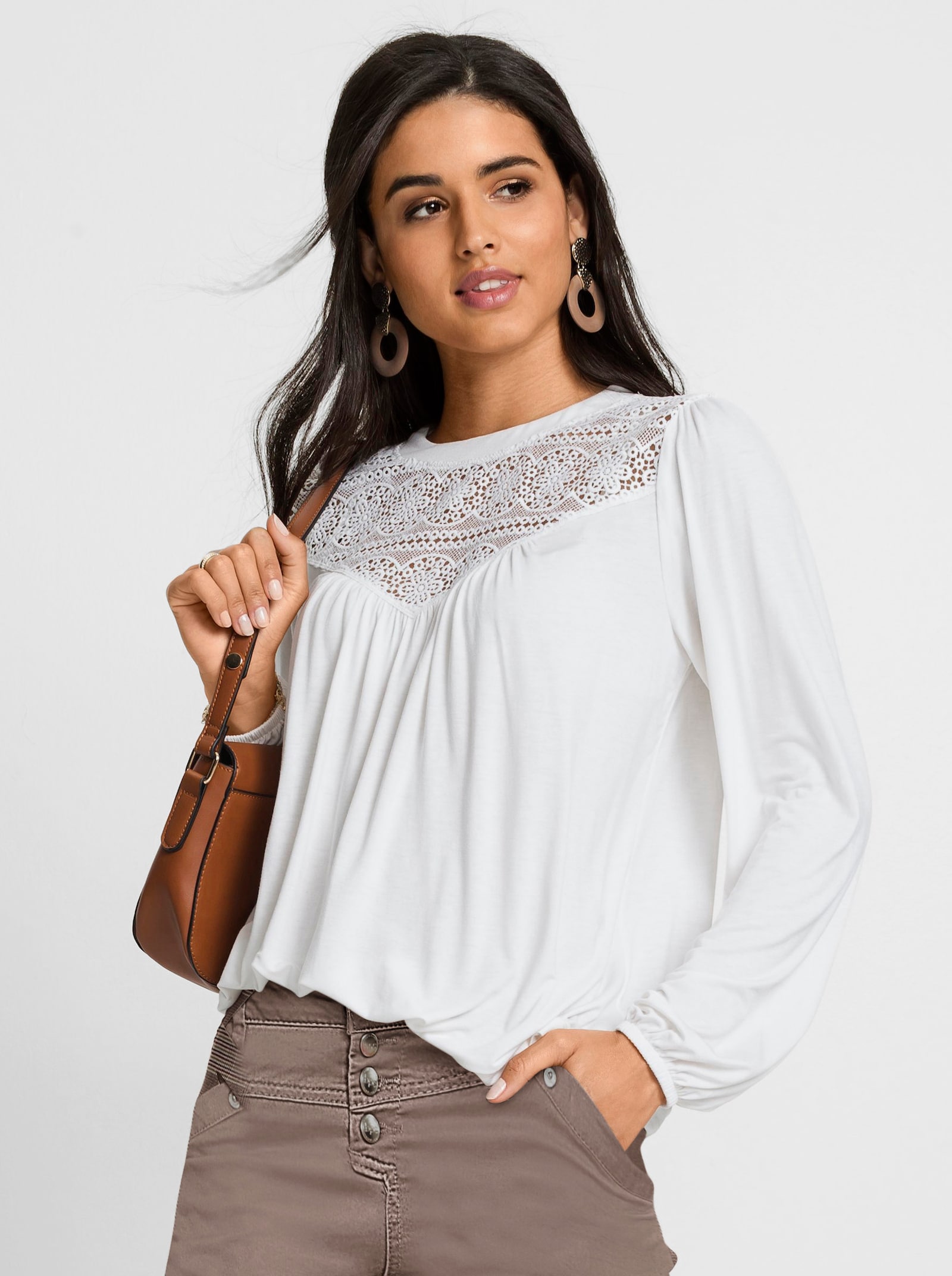 Rundhalsshirt mit Spitze im Vorderteil - weiß