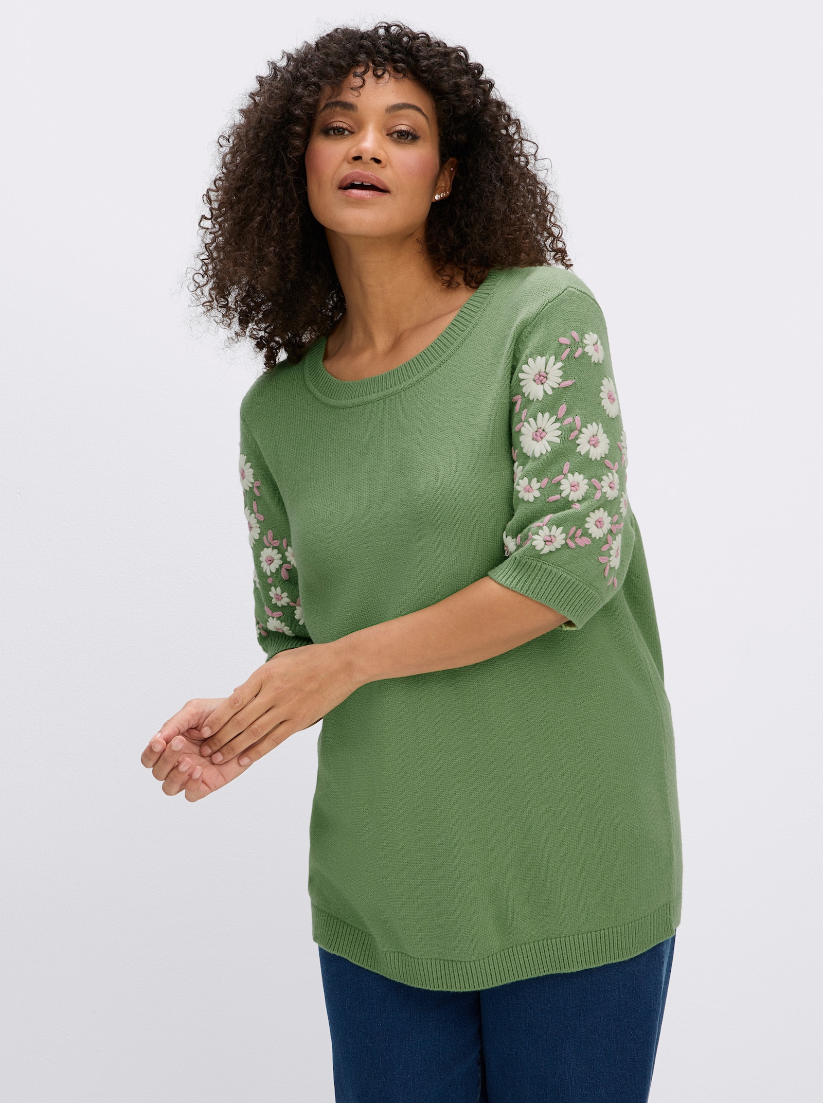sheego Kurzarmpullover mit Blumenstickereien - eucalyptus-ecru