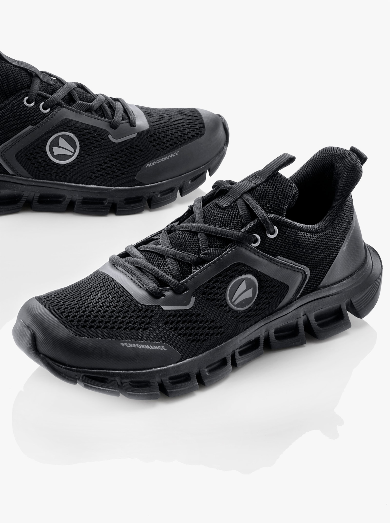 Sneaker aus Lederimitat und Textil - schwarz